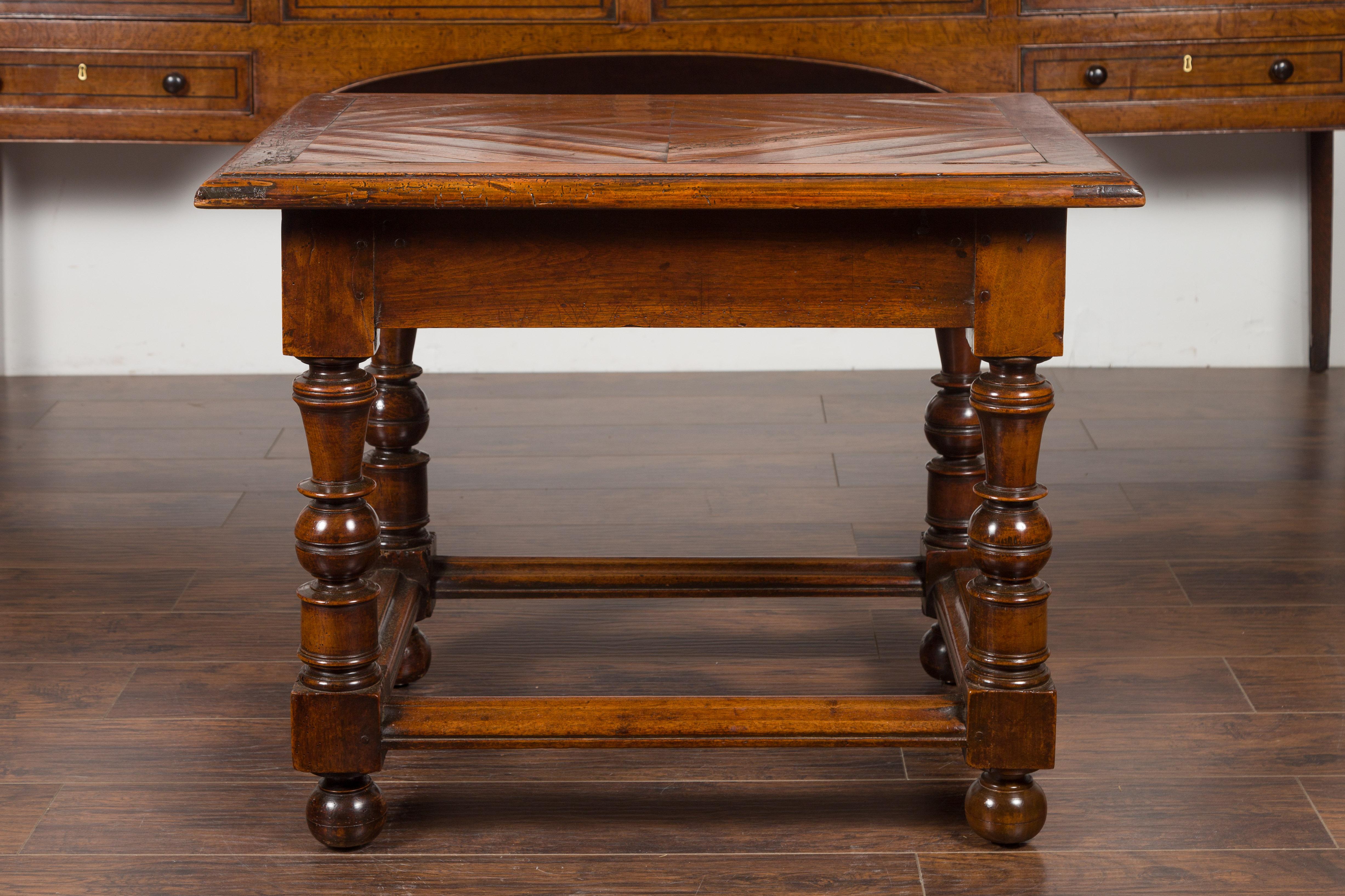 Englischer Nussbaumtisch aus den 1850er Jahren mit Parkettplatte, einer Schublade und gedrechselten Beinen im Angebot 6