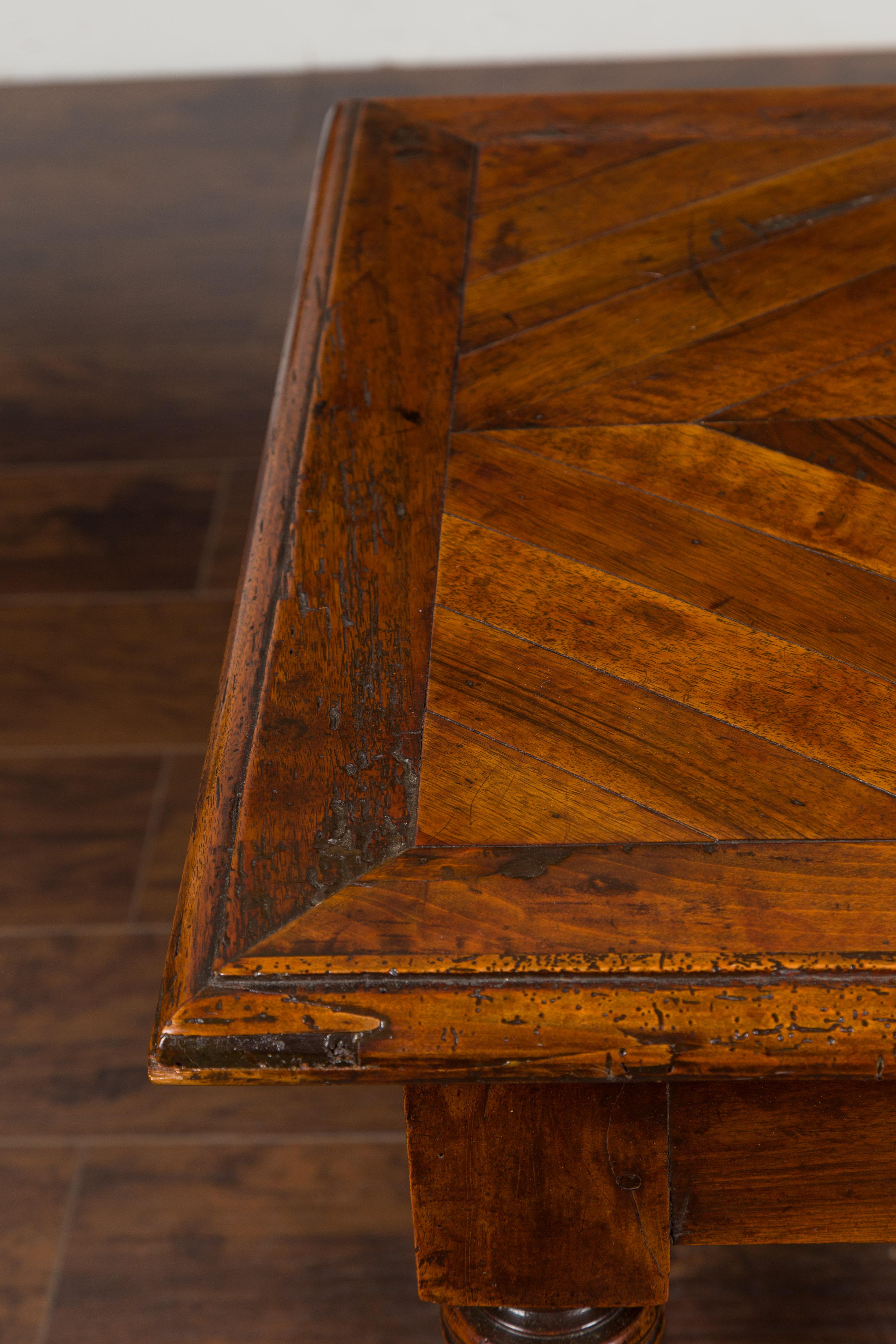 Englischer Nussbaumtisch aus den 1850er Jahren mit Parkettplatte, einer Schublade und gedrechselten Beinen im Angebot 7