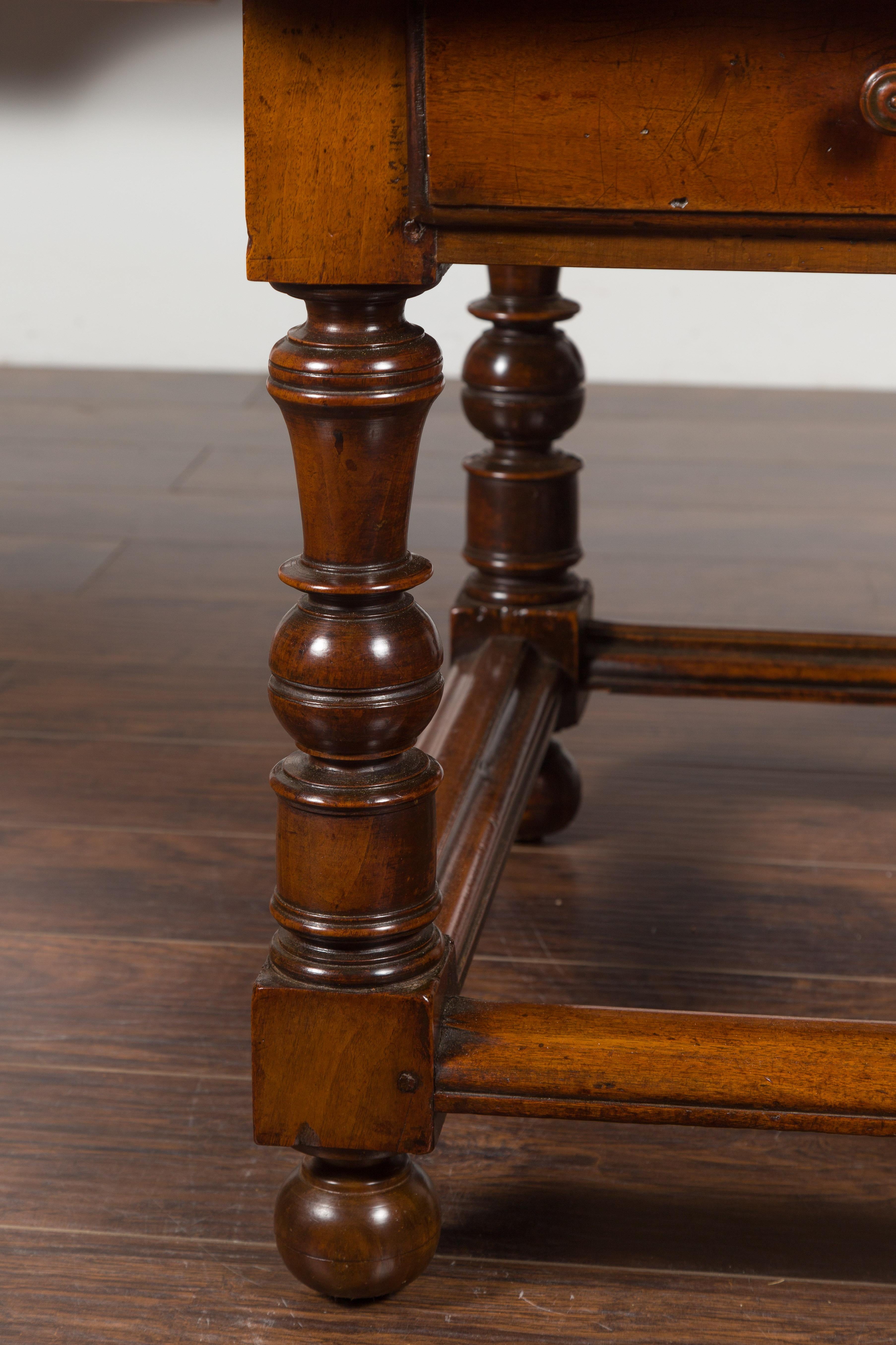 Englischer Nussbaumtisch aus den 1850er Jahren mit Parkettplatte, einer Schublade und gedrechselten Beinen (Walnuss) im Angebot