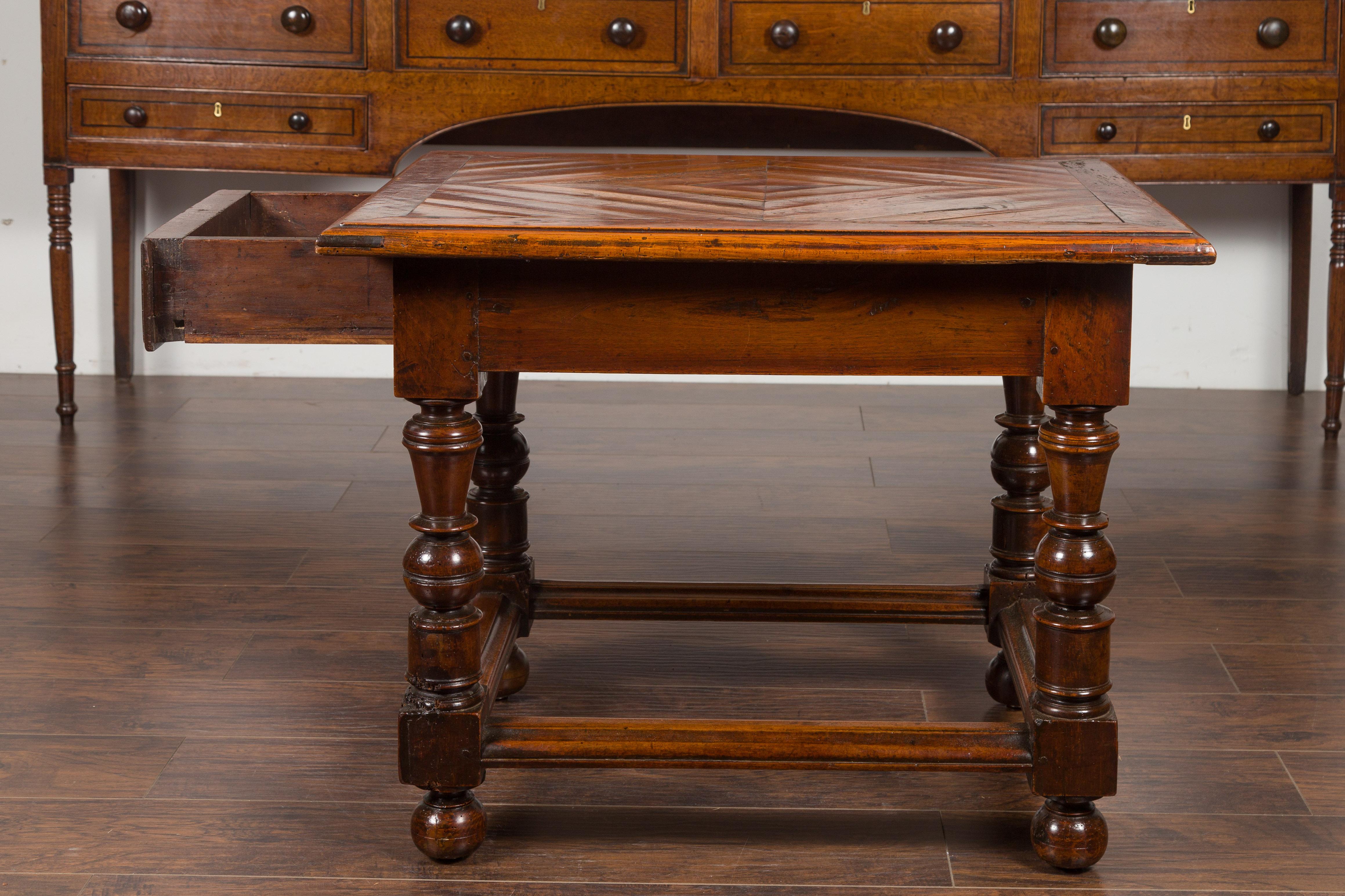 Englischer Nussbaumtisch aus den 1850er Jahren mit Parkettplatte, einer Schublade und gedrechselten Beinen im Angebot 3