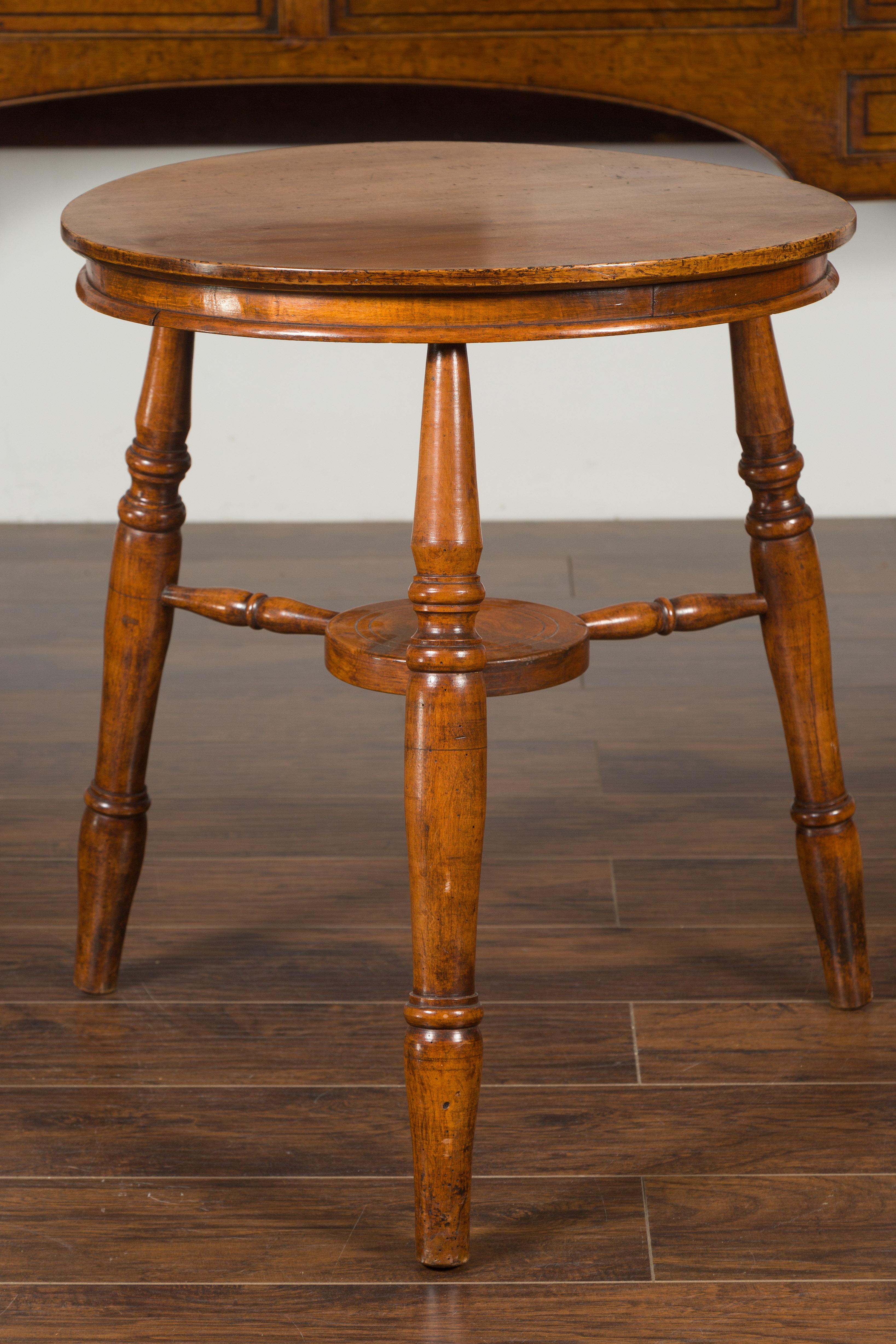 Table de cricket anglaise des années 1860 avec pieds tournés et plateau circulaire en sycomore en vente 4