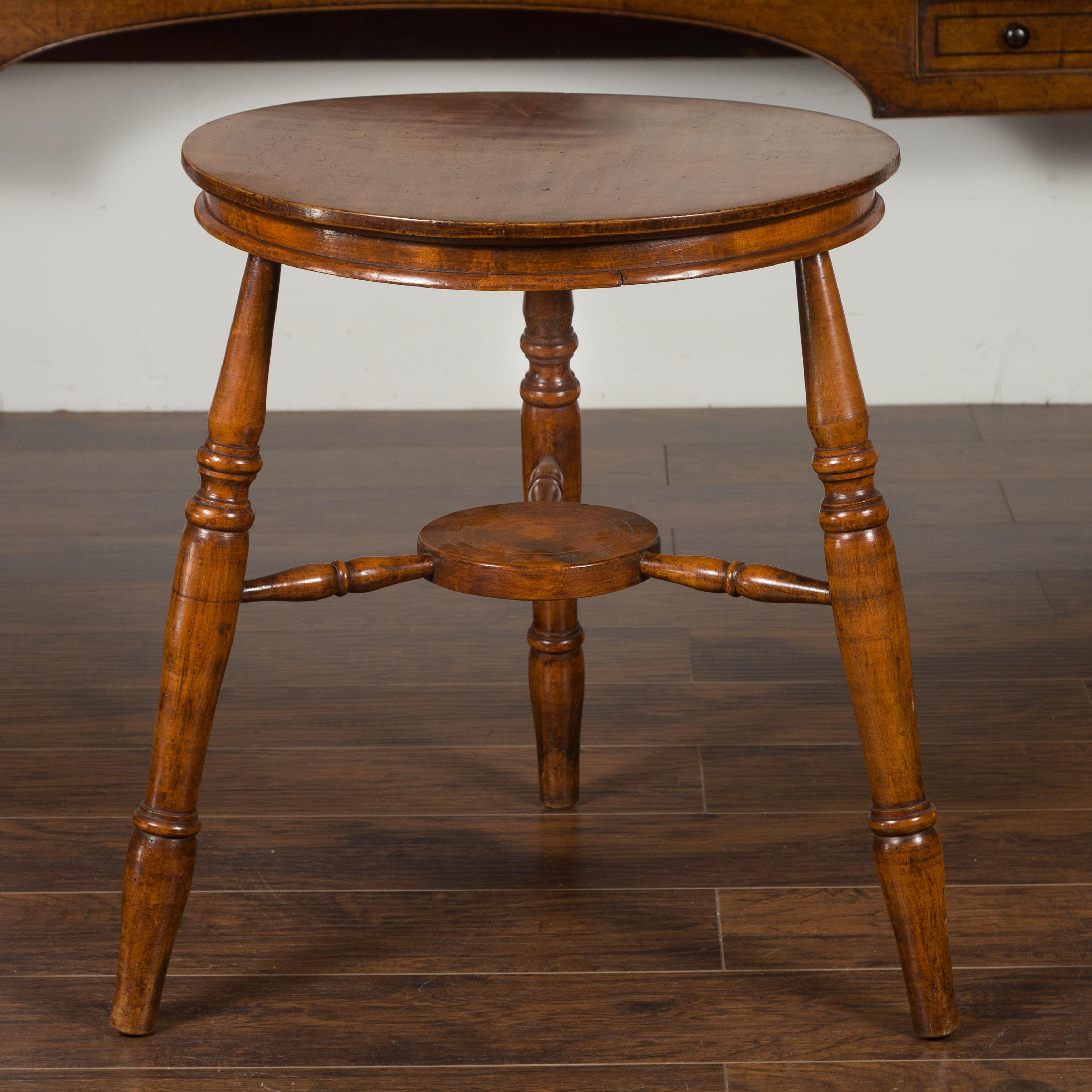 Table de cricket anglaise des années 1860 avec pieds tournés et plateau circulaire en sycomore en vente 5