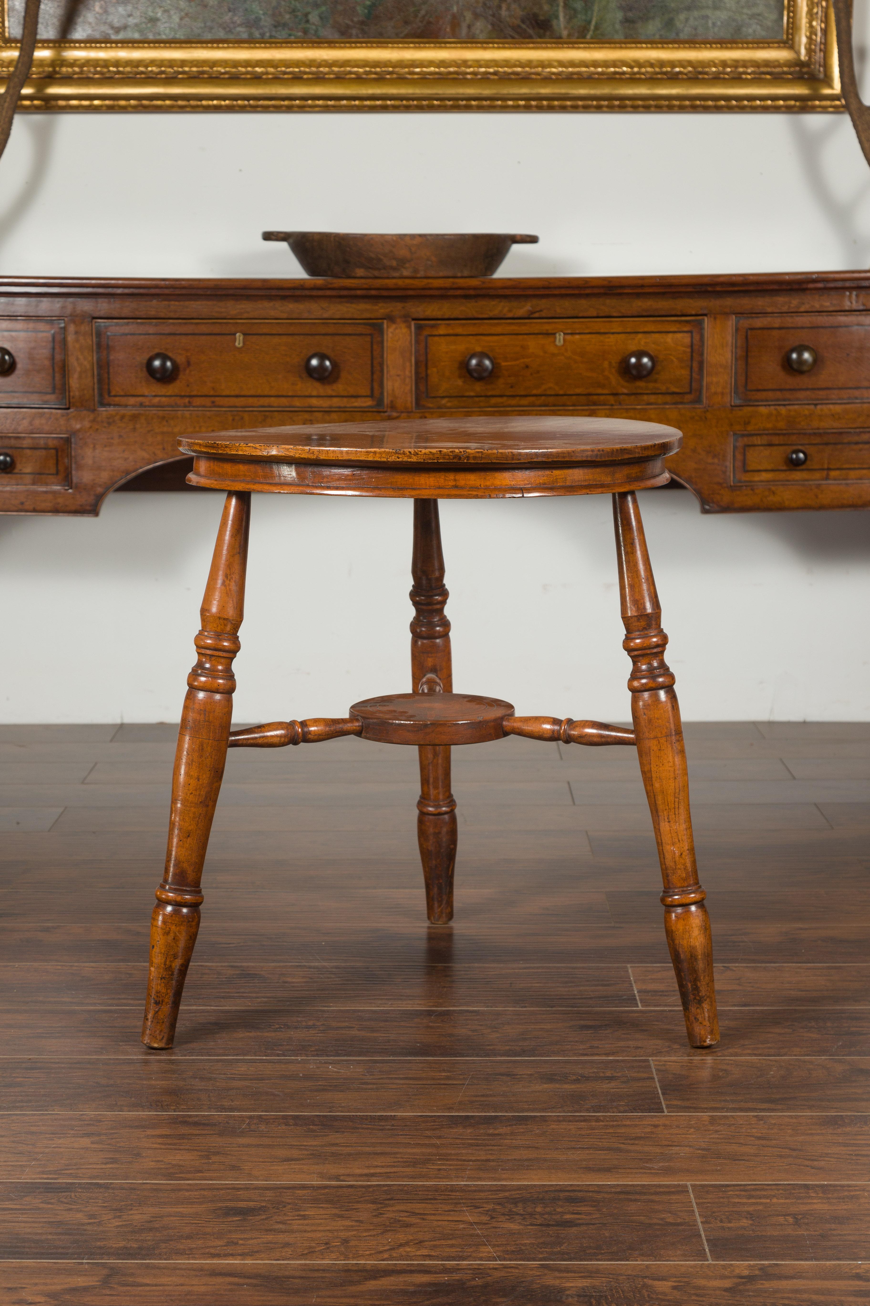 English 1860s Cricket Table with Turned Legs and Circular Sycamore Top In Good Condition For Sale In Atlanta, GA