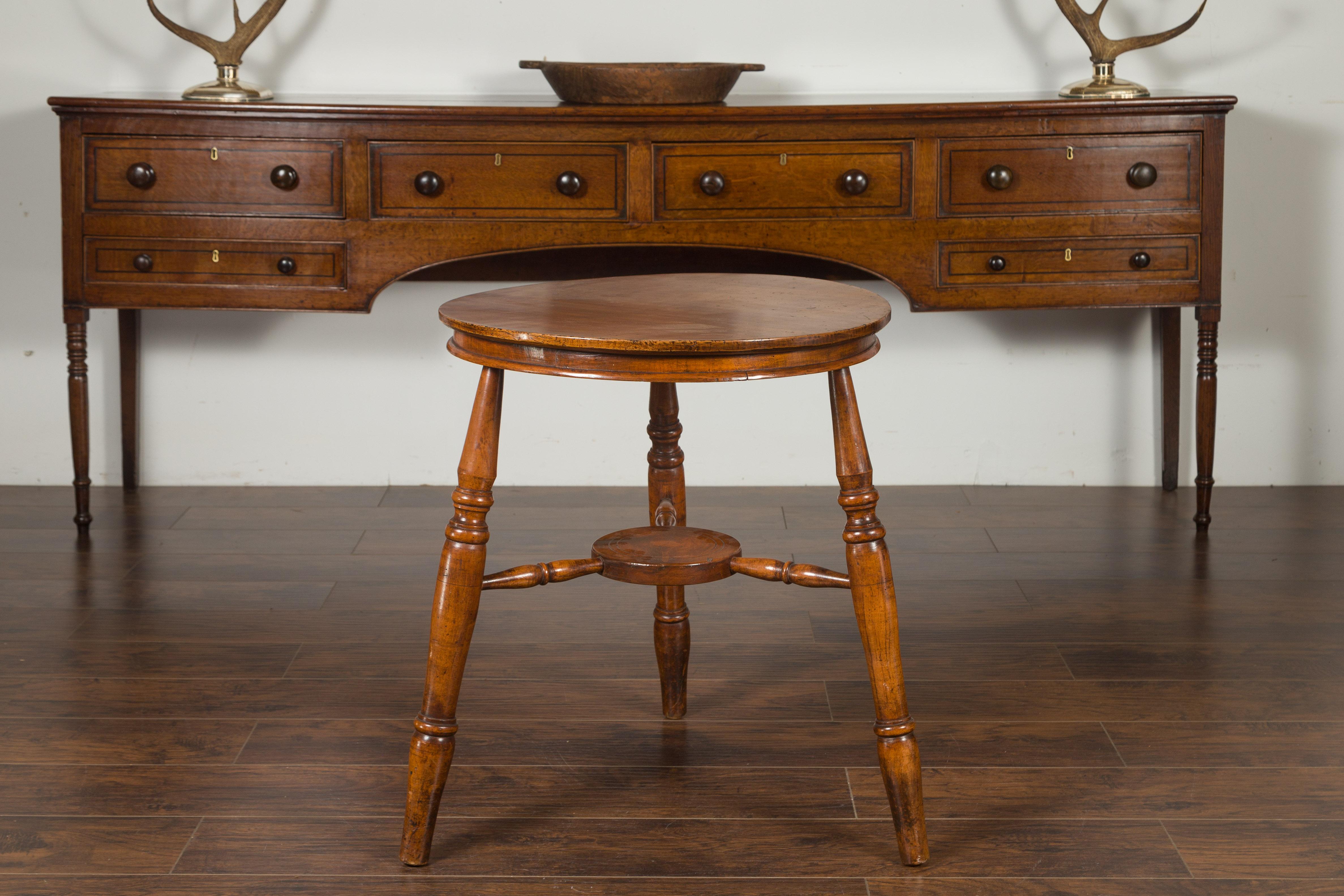 Tourné Table de cricket anglaise des années 1860 avec pieds tournés et plateau circulaire en sycomore en vente