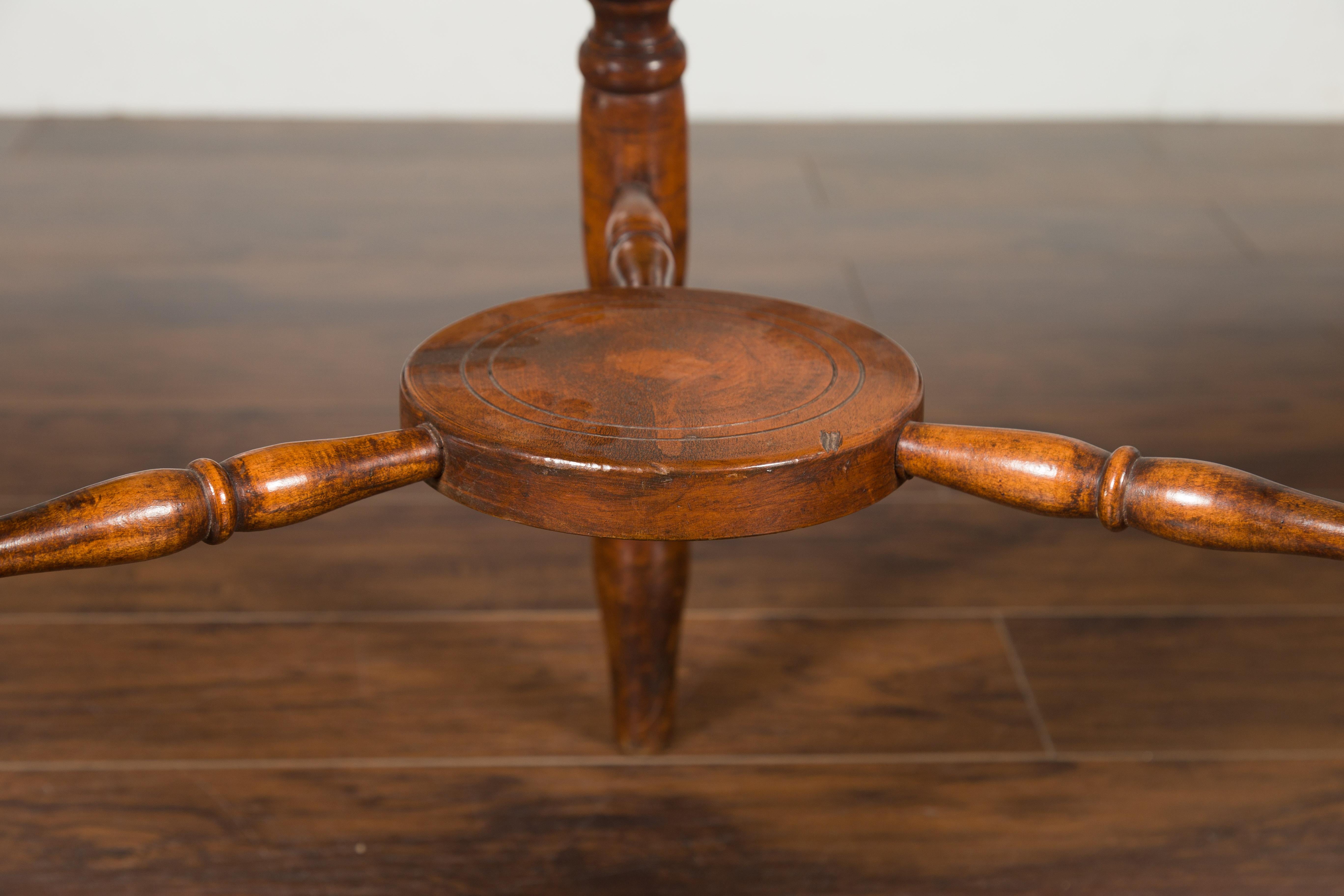 Bois Table de cricket anglaise des années 1860 avec pieds tournés et plateau circulaire en sycomore en vente