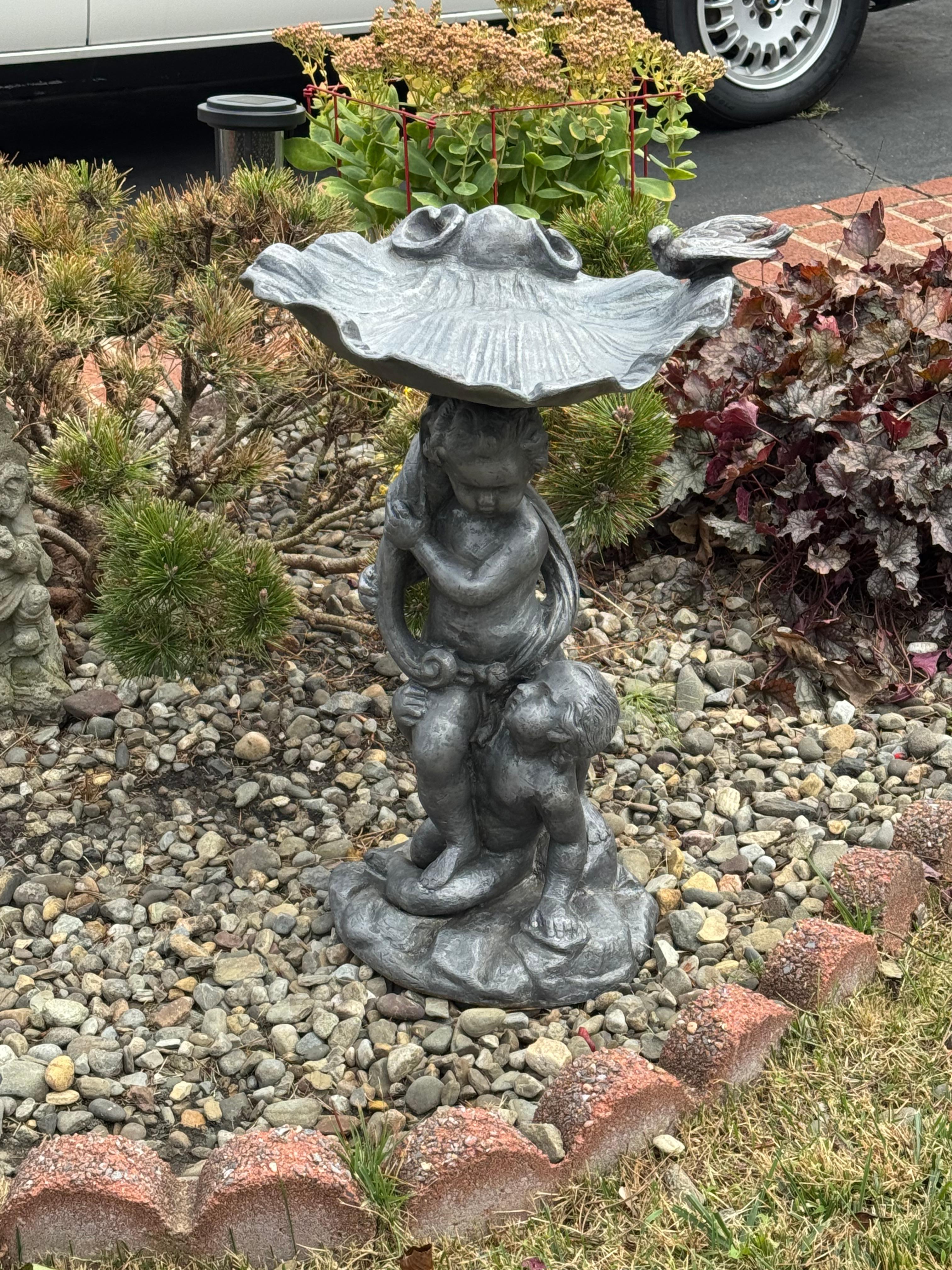 Estatua inglesa de 1860 con forma de querubín de plomo y concha de mar de aluminio en venta 3