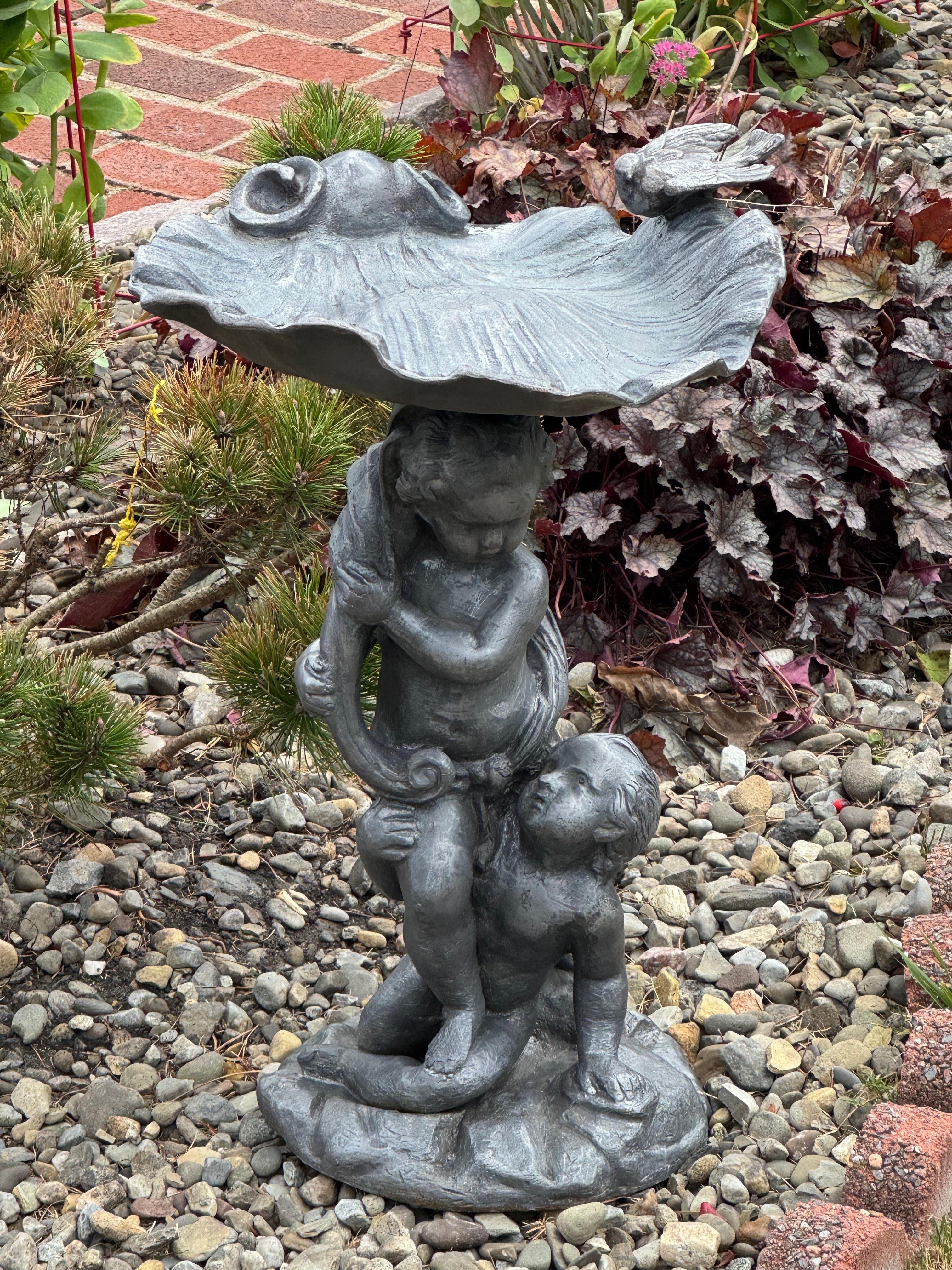 Estatua inglesa de 1860 con forma de querubín de plomo y concha de mar de aluminio en venta 4