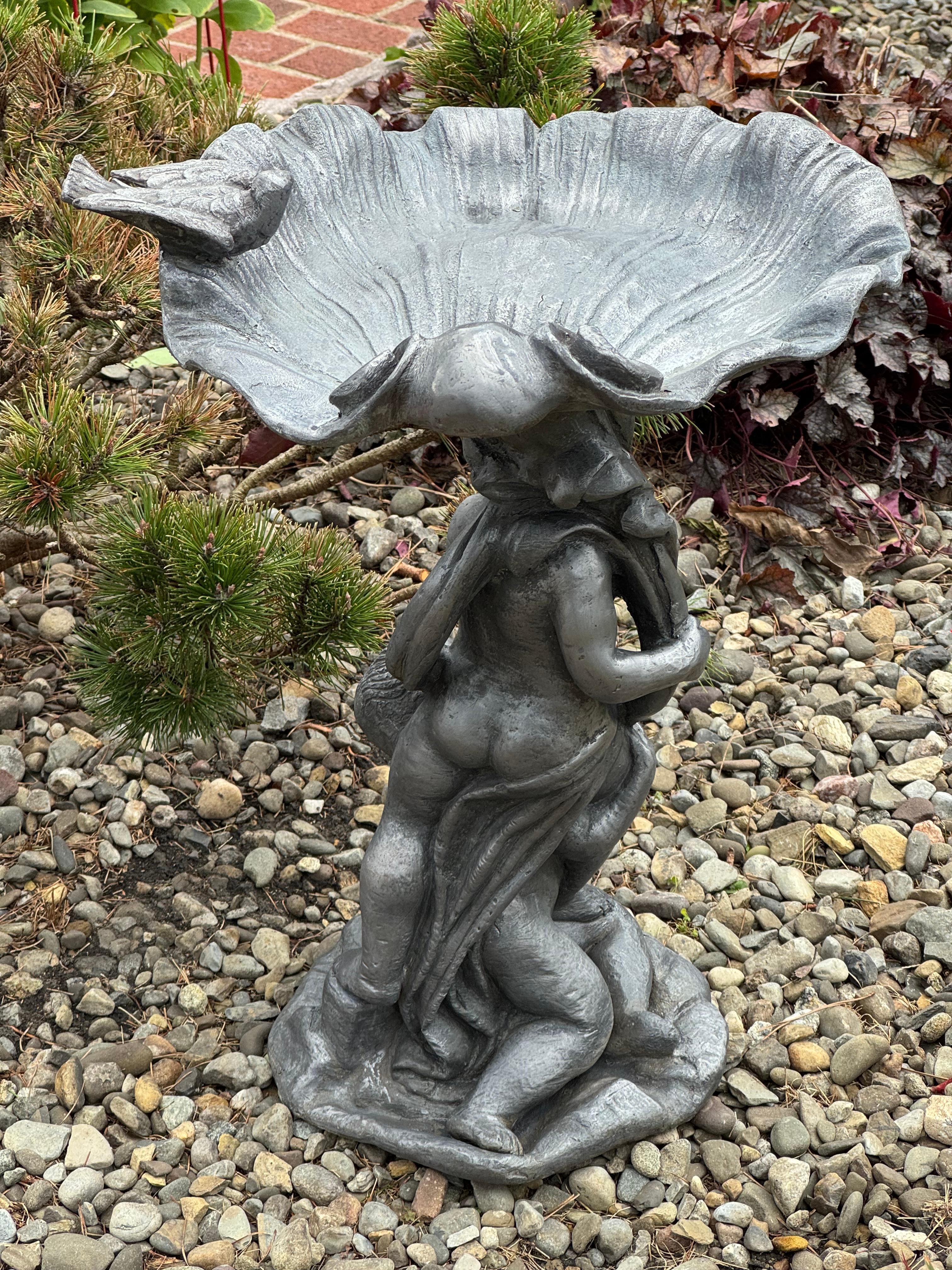 Estatua inglesa de 1860 con forma de querubín de plomo y concha de mar de aluminio en venta 5