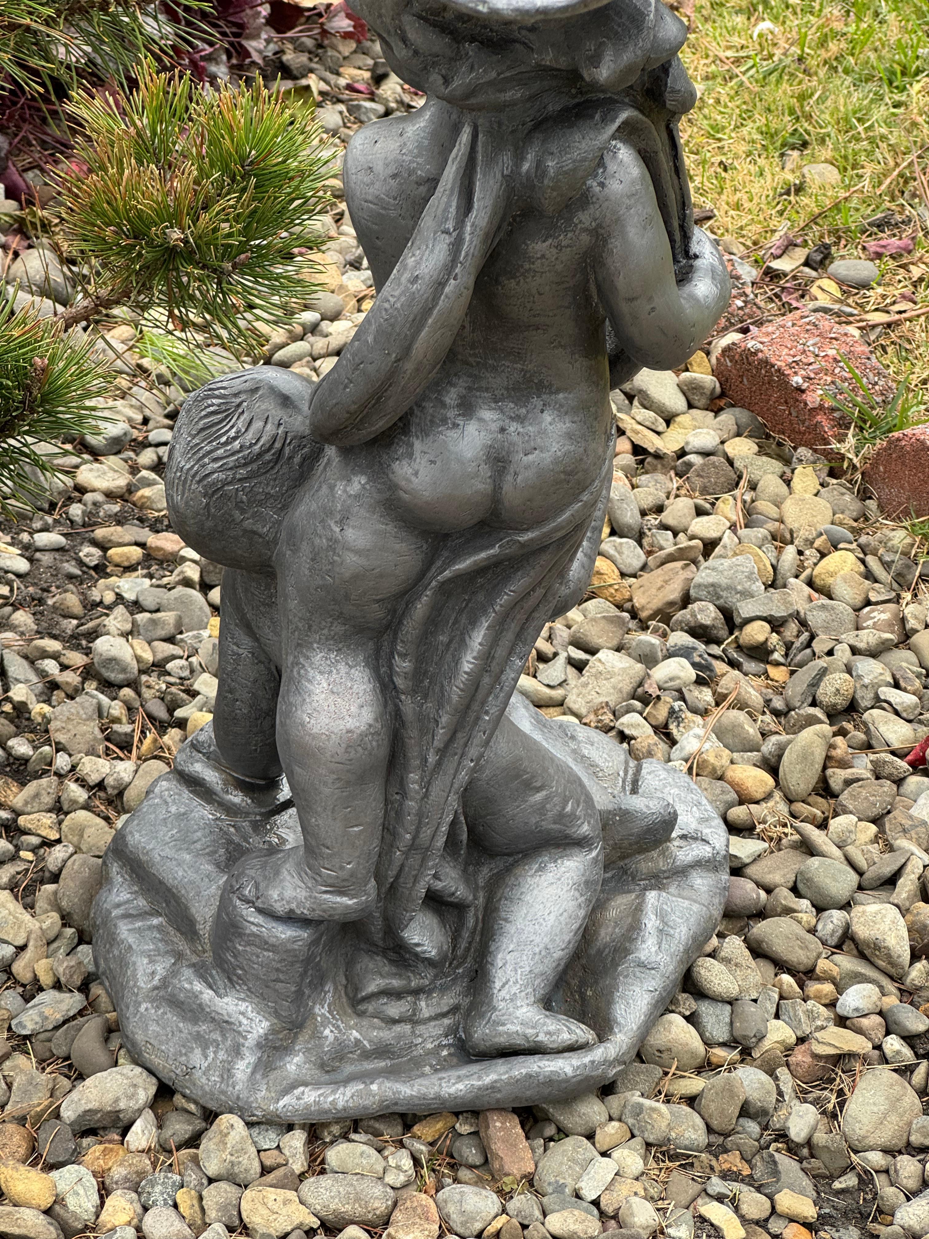 Estatua inglesa de 1860 con forma de querubín de plomo y concha de mar de aluminio en venta 6