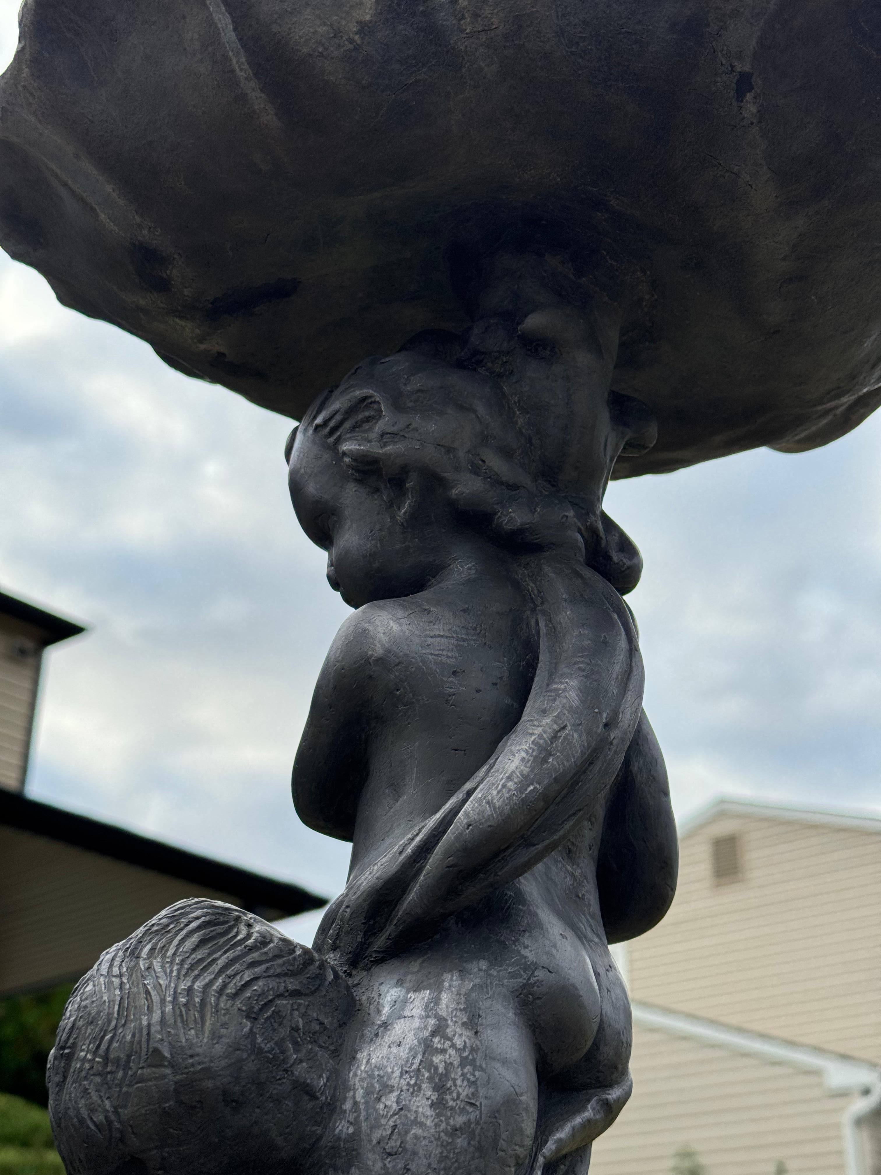 Estatua inglesa de 1860 con forma de querubín de plomo y concha de mar de aluminio en venta 7