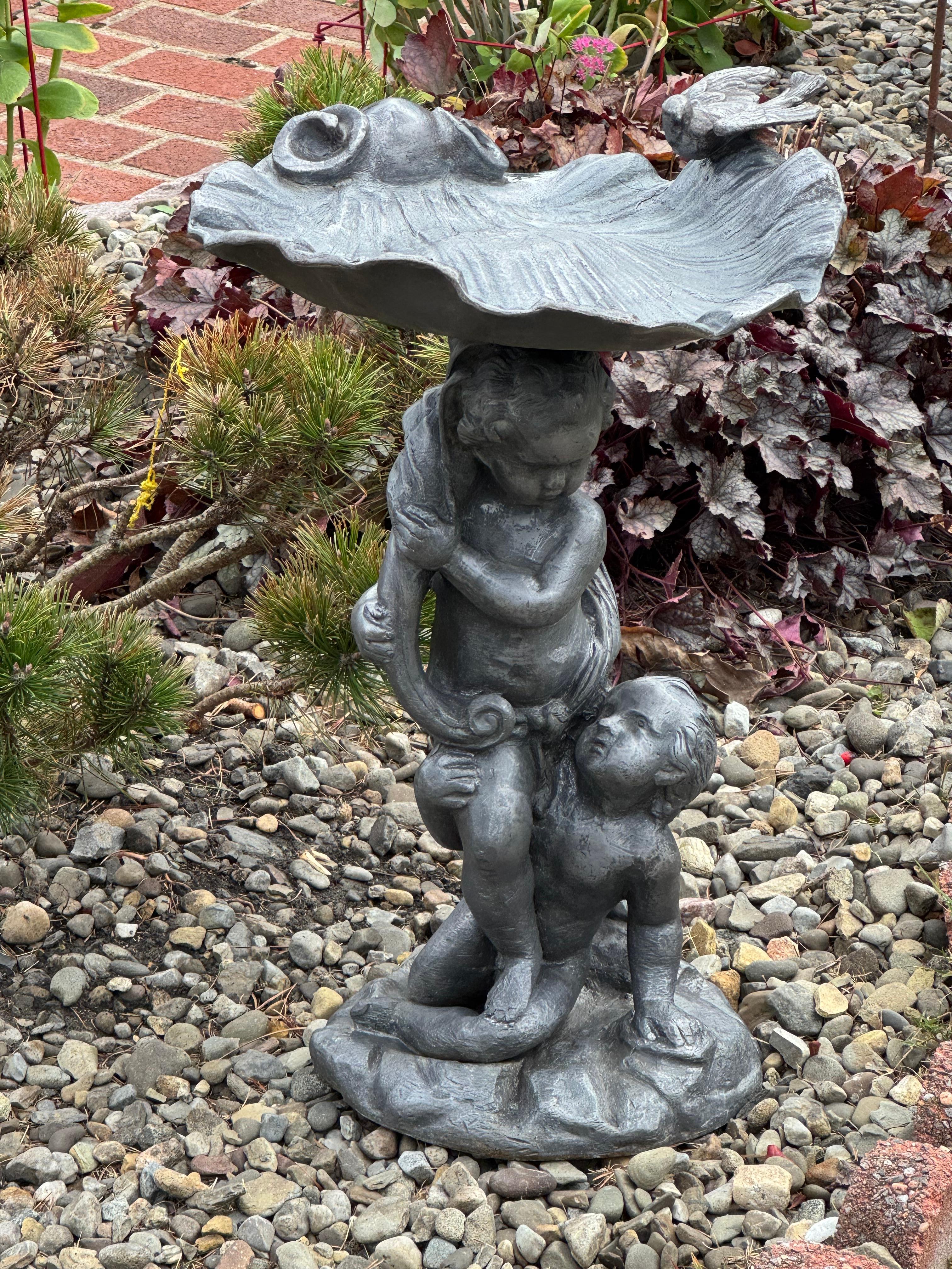 Estatua inglesa de 1860 con forma de querubín de plomo y concha de mar de aluminio Art Nouveau en venta