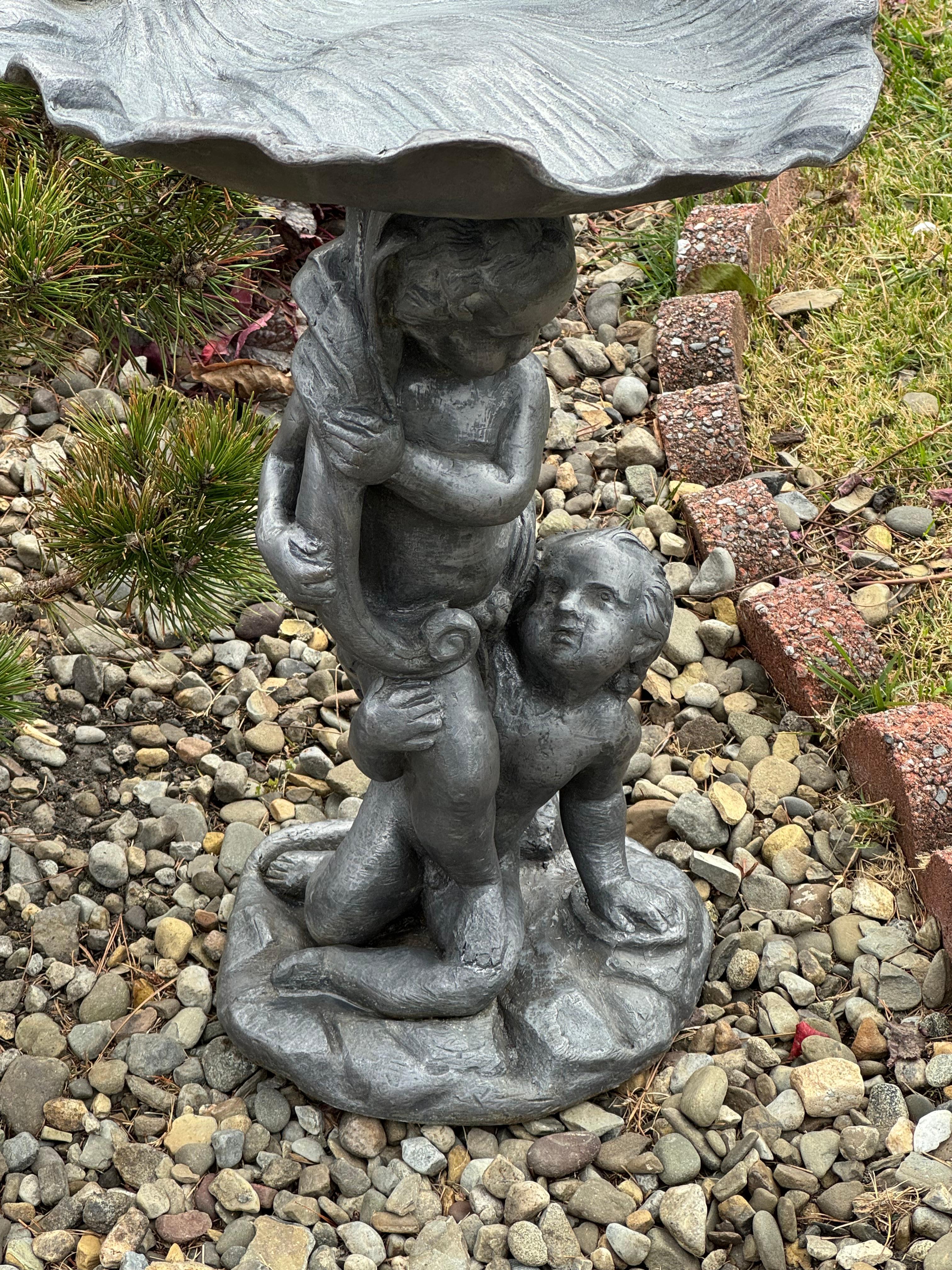 Estatua inglesa de 1860 con forma de querubín de plomo y concha de mar de aluminio Inglés en venta