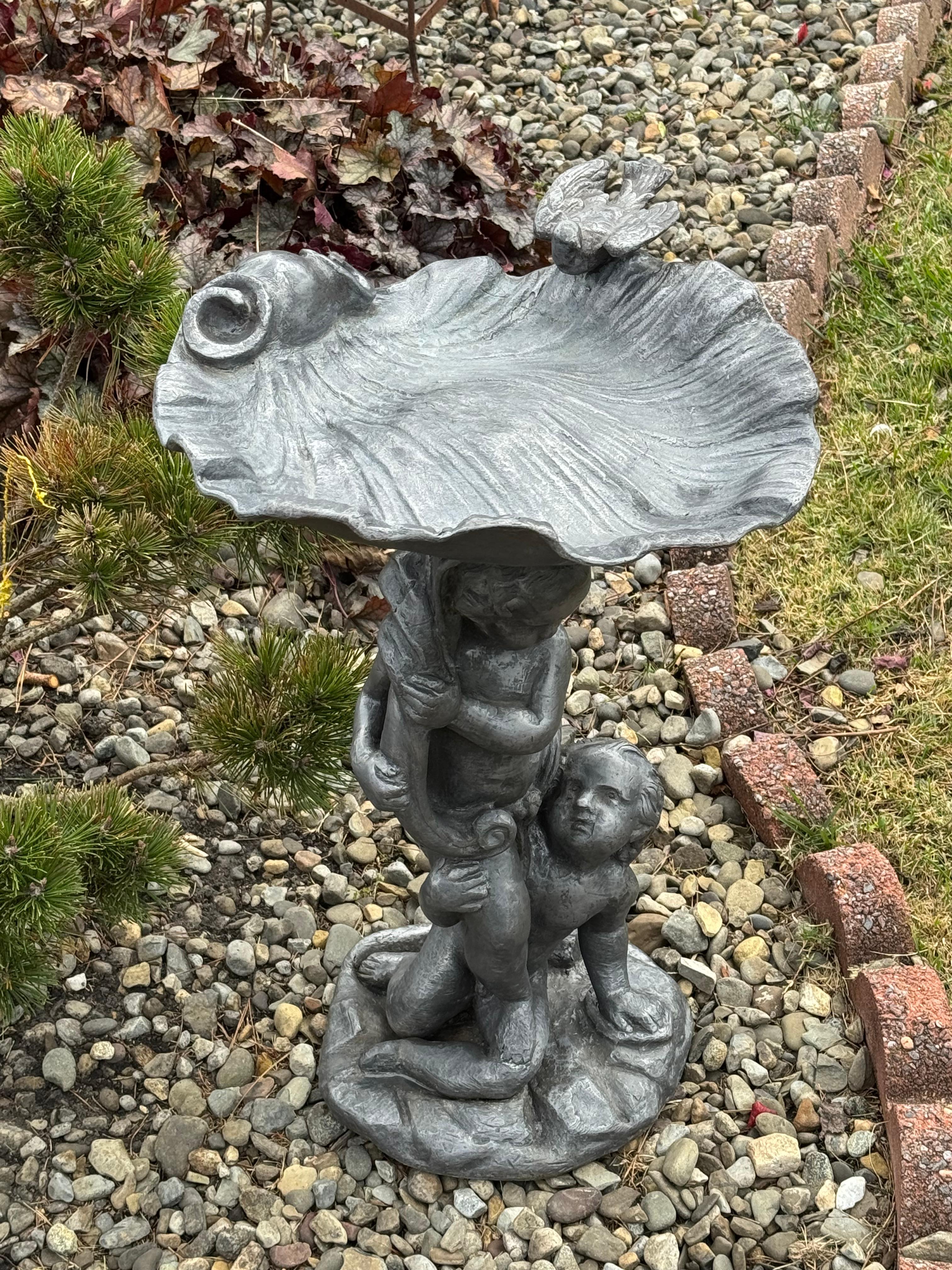 Estatua inglesa de 1860 con forma de querubín de plomo y concha de mar de aluminio en Bastante bueno estado para la venta en Bensalem, PA