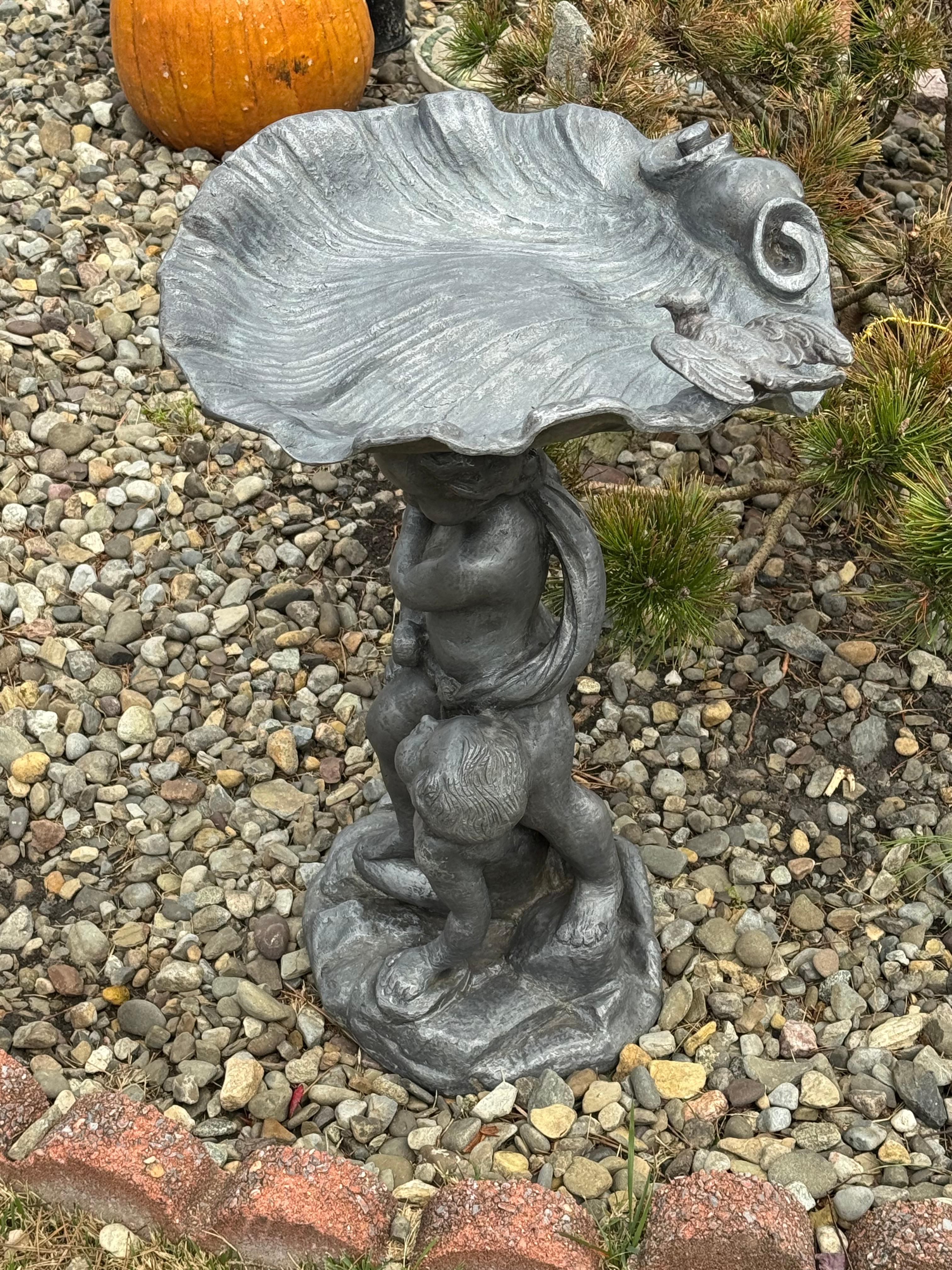 Estatua inglesa de 1860 con forma de querubín de plomo y concha de mar de aluminio Mediados del siglo XIX en venta