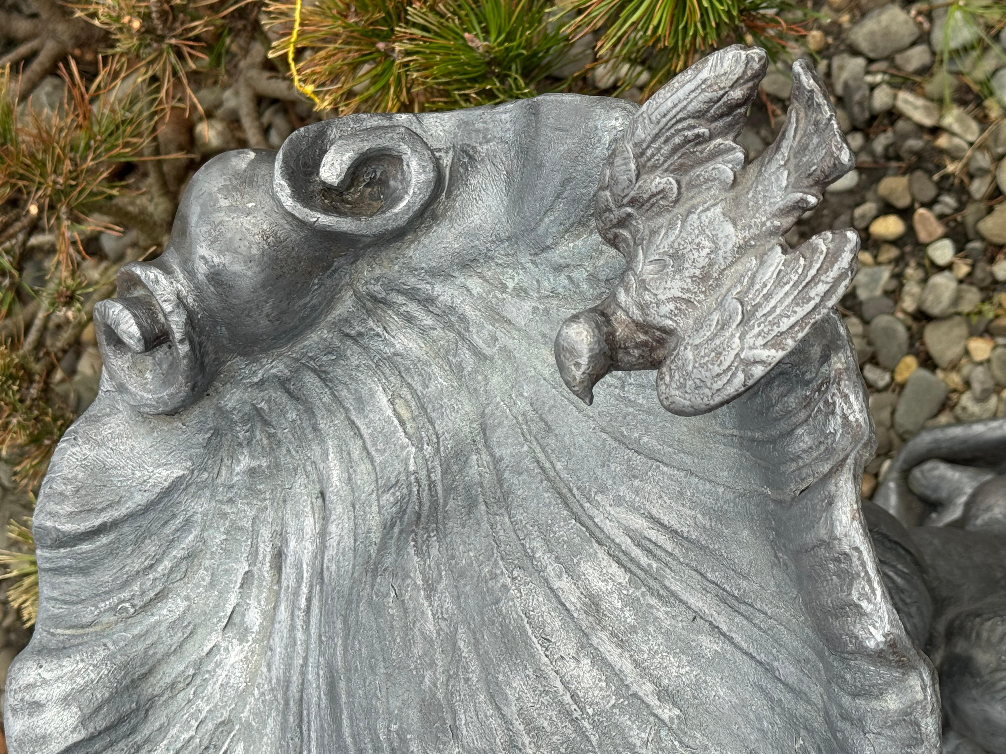 Estatua inglesa de 1860 con forma de querubín de plomo y concha de mar de aluminio Aluminio en venta