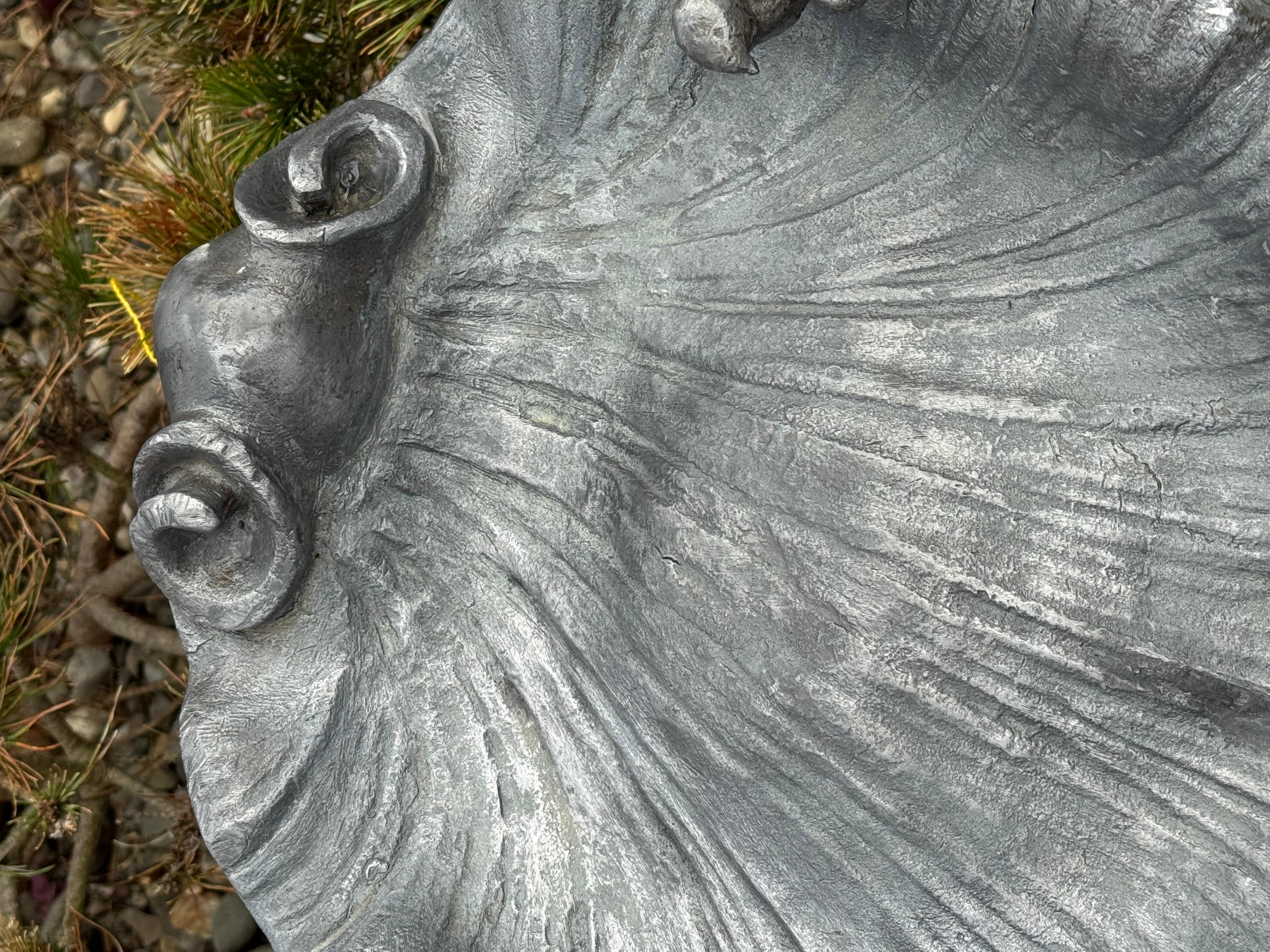 Estatua inglesa de 1860 con forma de querubín de plomo y concha de mar de aluminio en venta 1