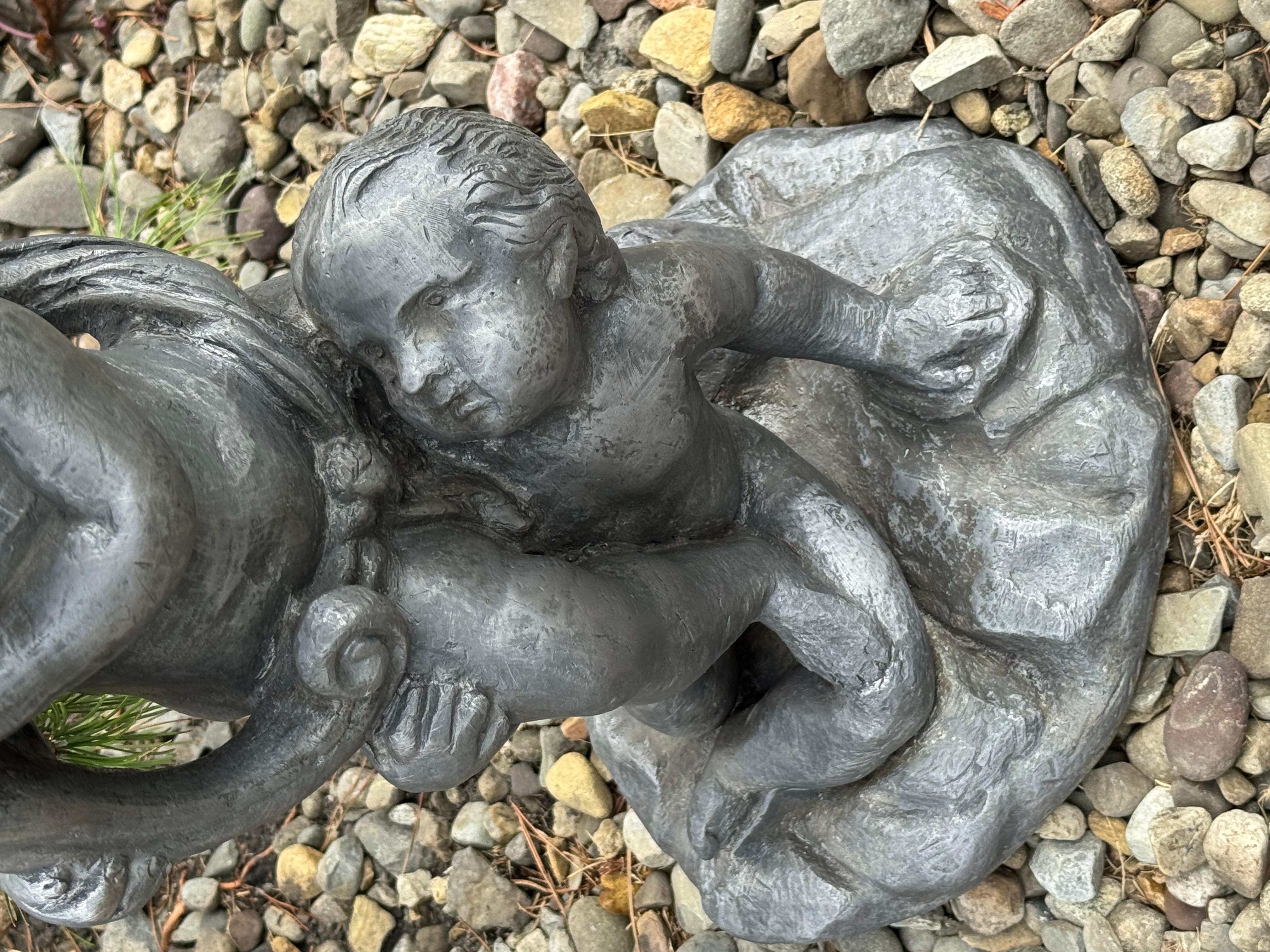 Estatua inglesa de 1860 con forma de querubín de plomo y concha de mar de aluminio en venta 2