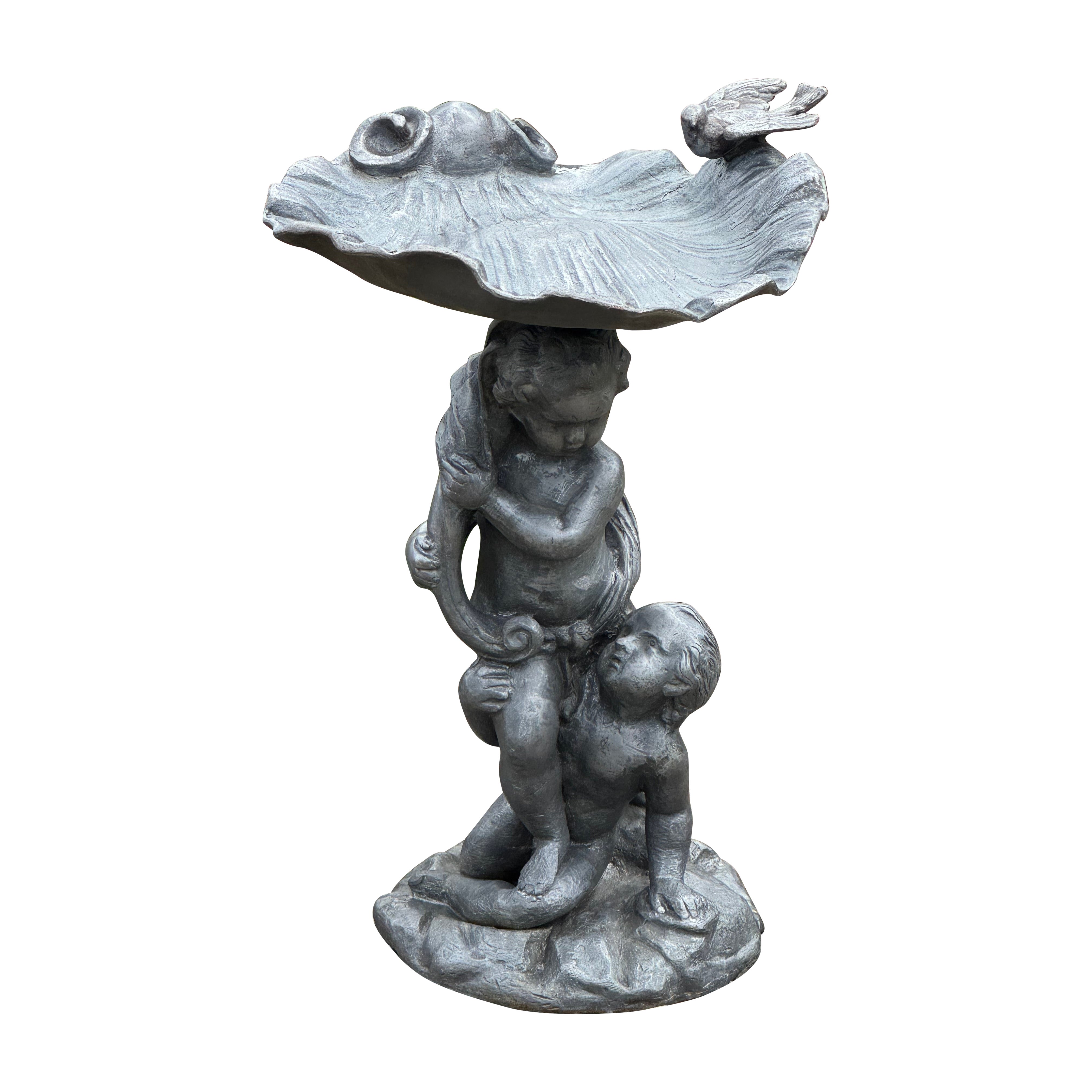 Estatua inglesa de 1860 con forma de querubín de plomo y concha de mar de aluminio en venta