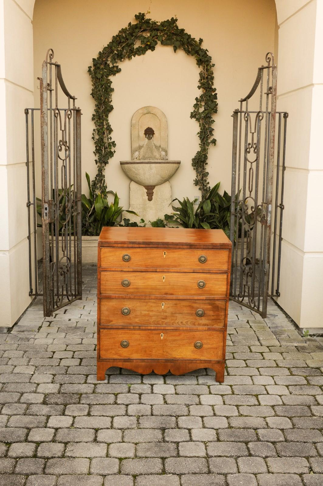 English 1860s Mahogany Commode with Graduated Drawers and Scalloped Apron In Good Condition In Atlanta, GA