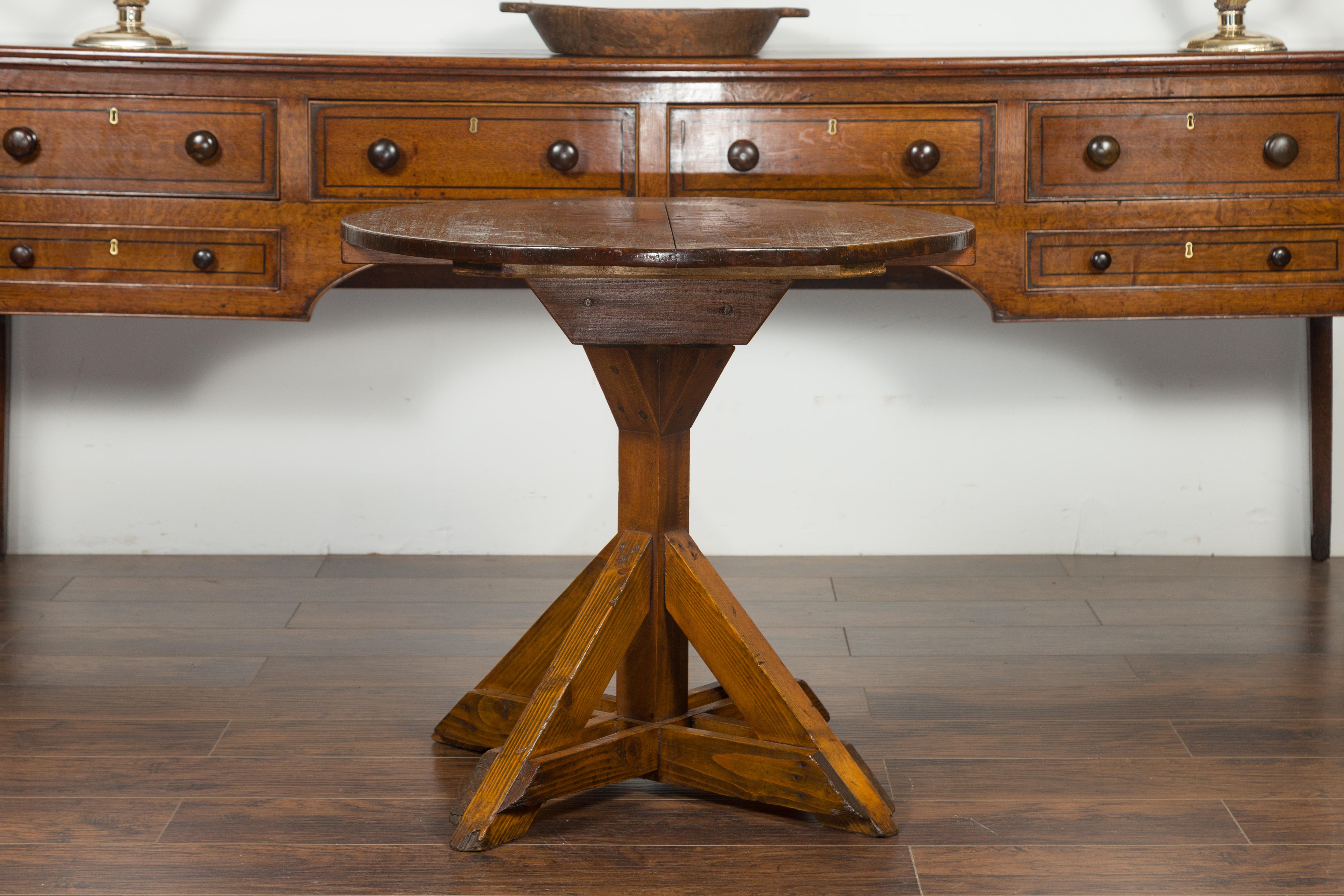 English 1860s Oak and Pine Circular Top Side Table with Sawbuck Base 2