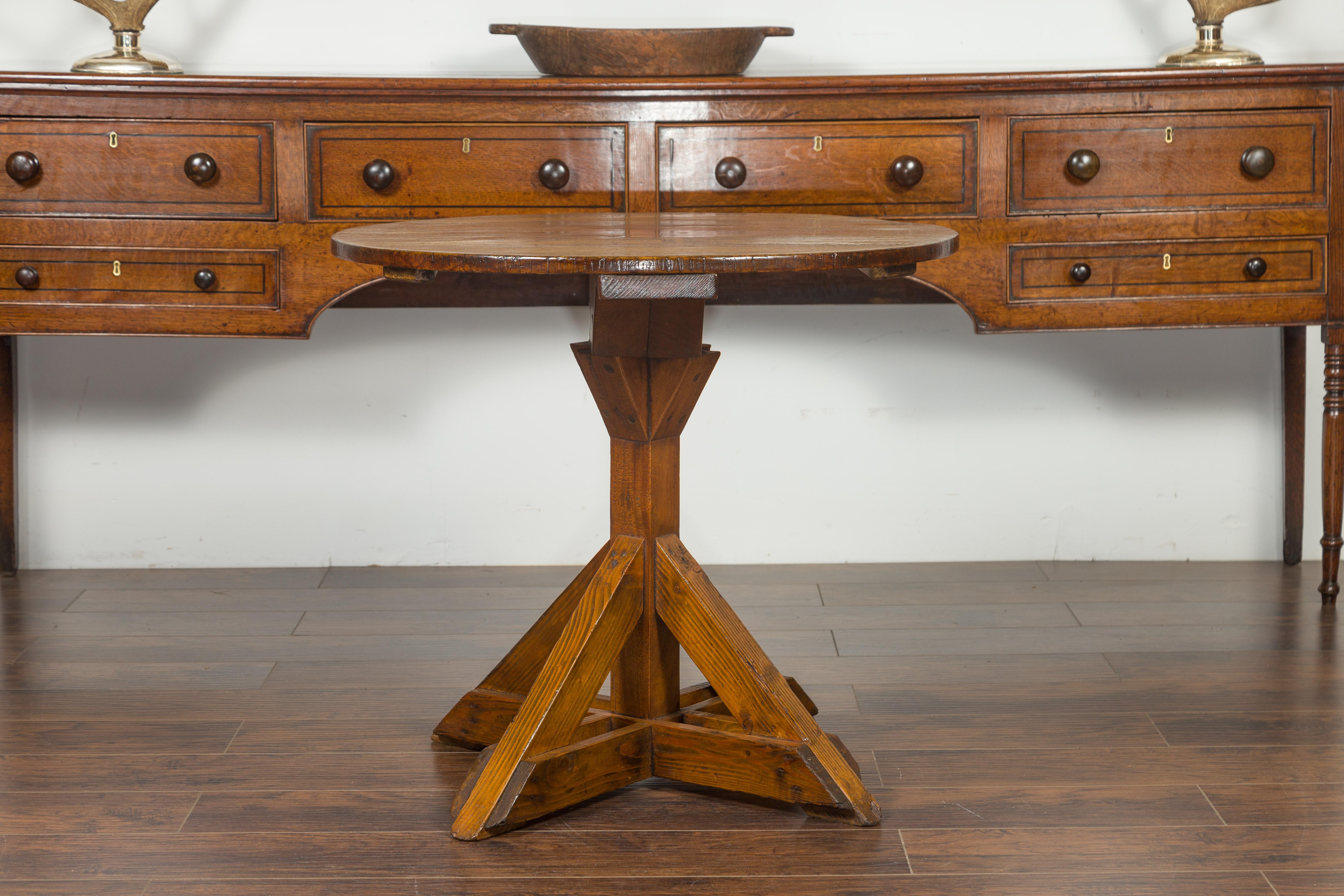 English 1860s Oak and Pine Circular Top Side Table with Sawbuck Base 3