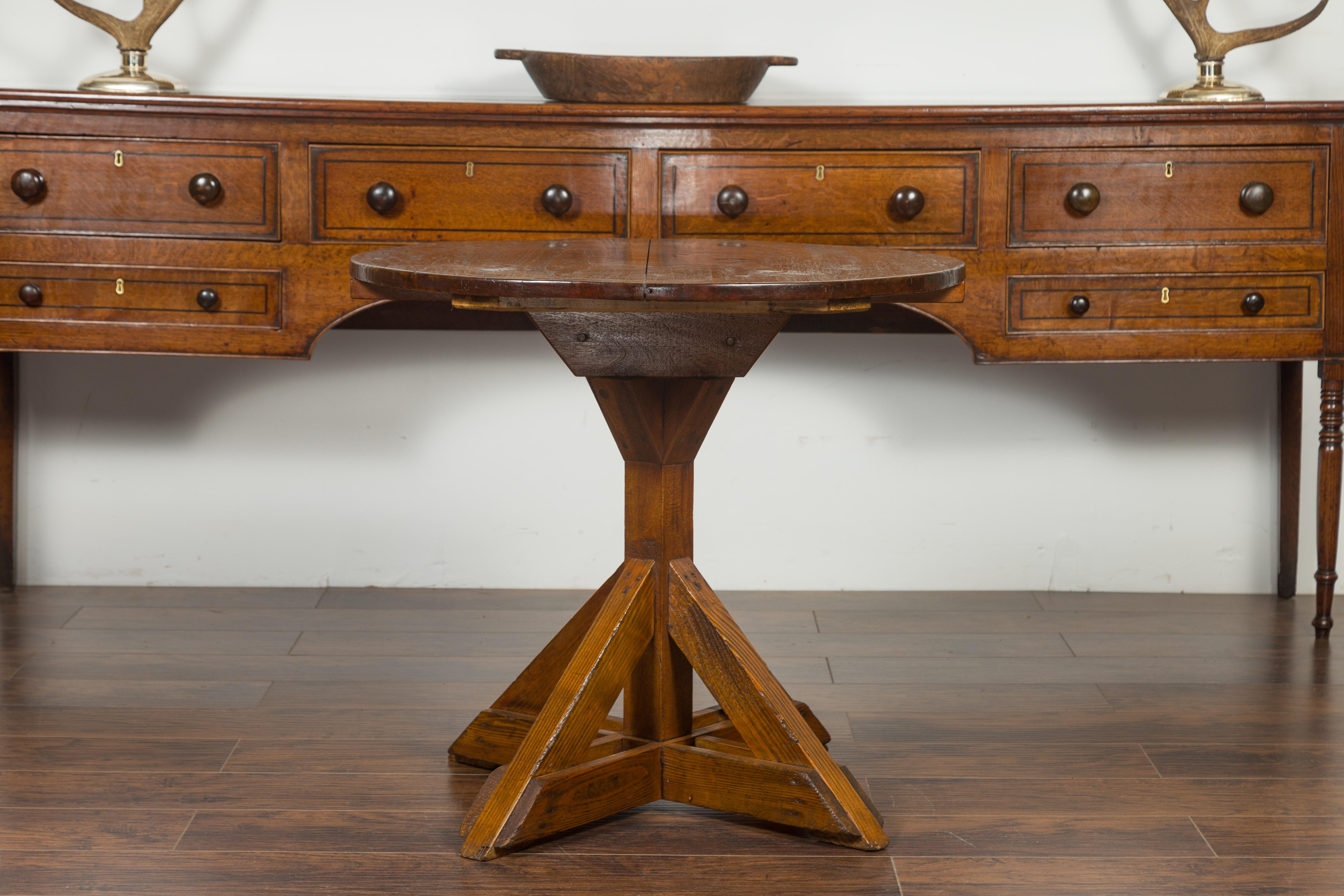 English 1860s Oak and Pine Circular Top Side Table with Sawbuck Base 4