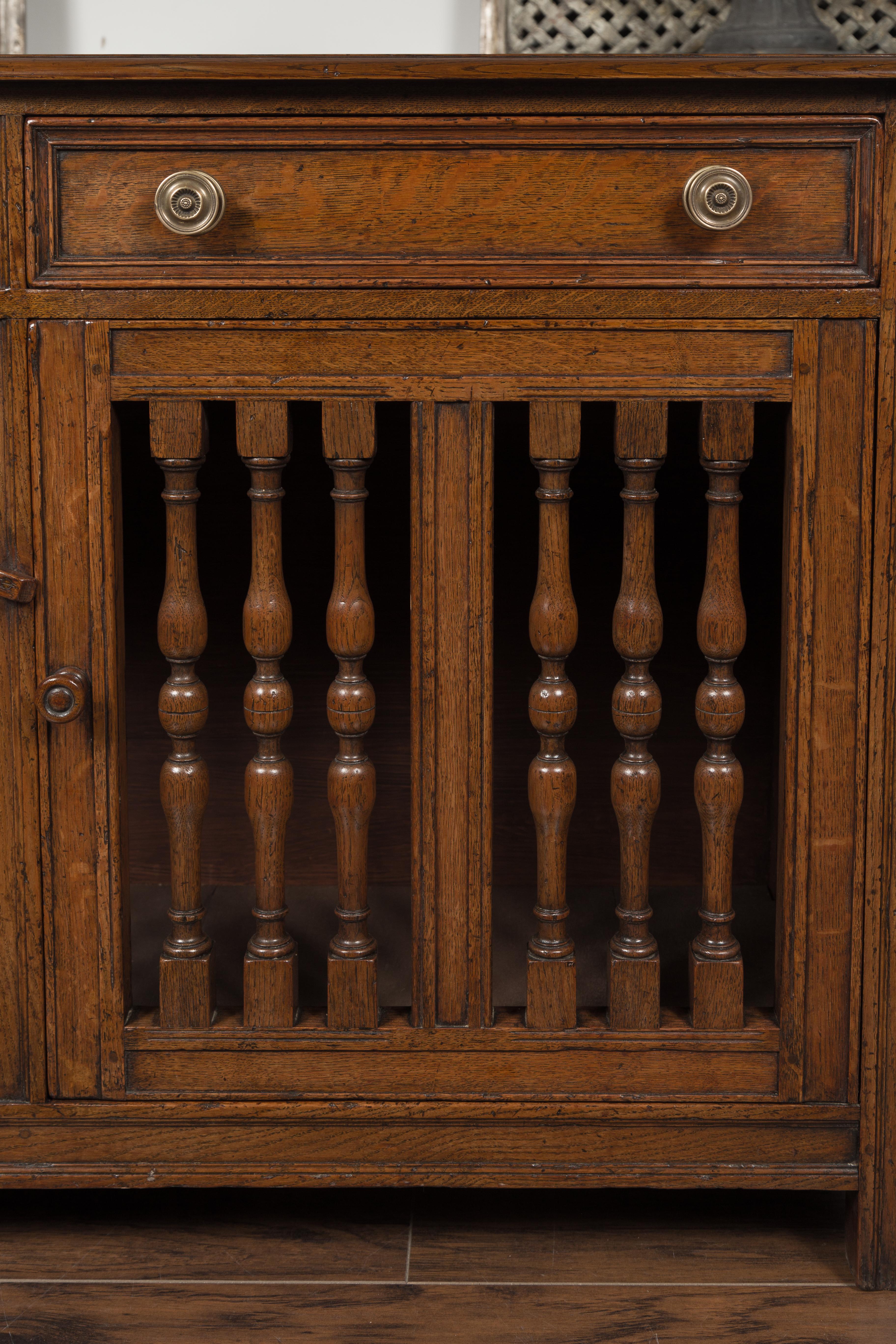 Englisches Eichenbuffet aus den 1860er Jahren mit zwei Schubladen:: zwei Türen und Balustermotiven (19. Jahrhundert)