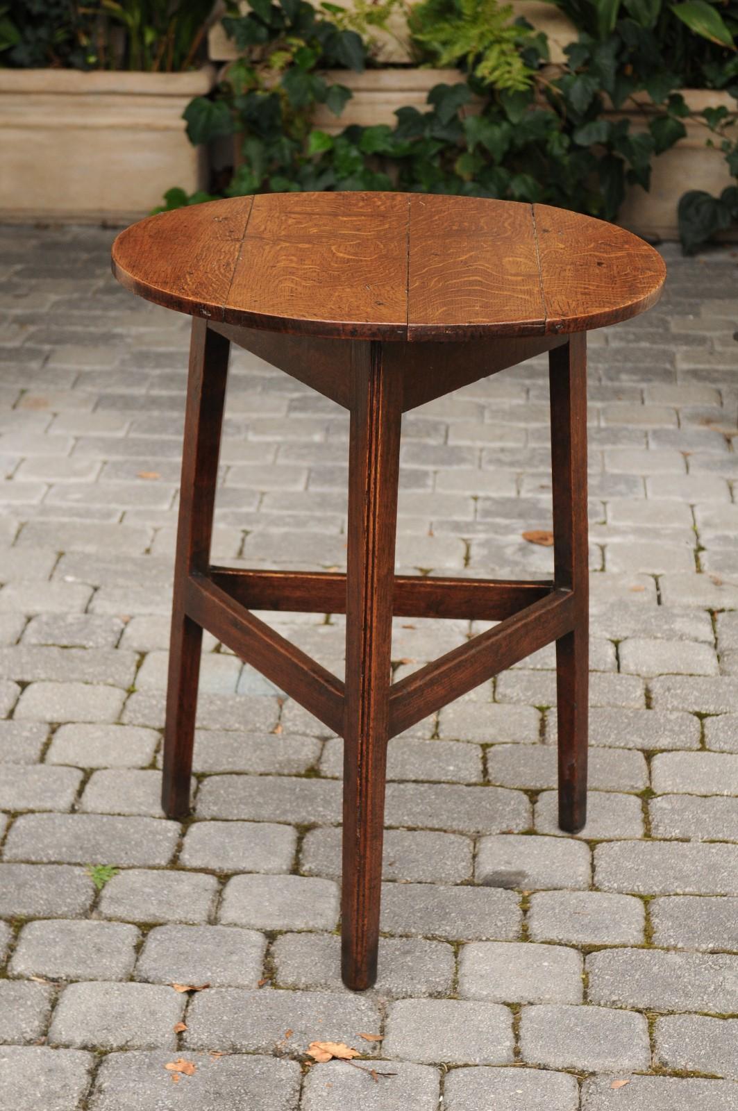 English 1860s Oak Cricket Table with Circular Top and Triangular Side Stretcher 5