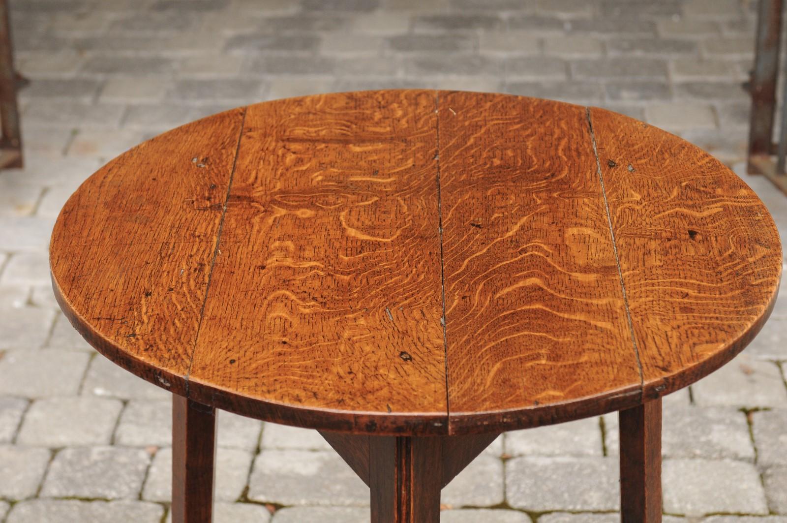 English 1860s Oak Cricket Table with Circular Top and Triangular Side Stretcher 8
