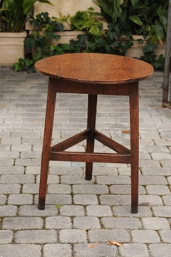 English 1860s Oak Cricket Table with Circular Top and Triangular Side Stretcher