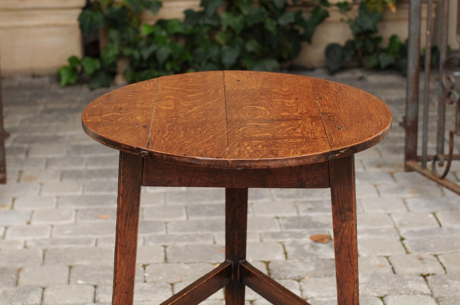 English 1860s Oak Cricket Table with Circular Top and Triangular Side Stretcher In Good Condition In Atlanta, GA