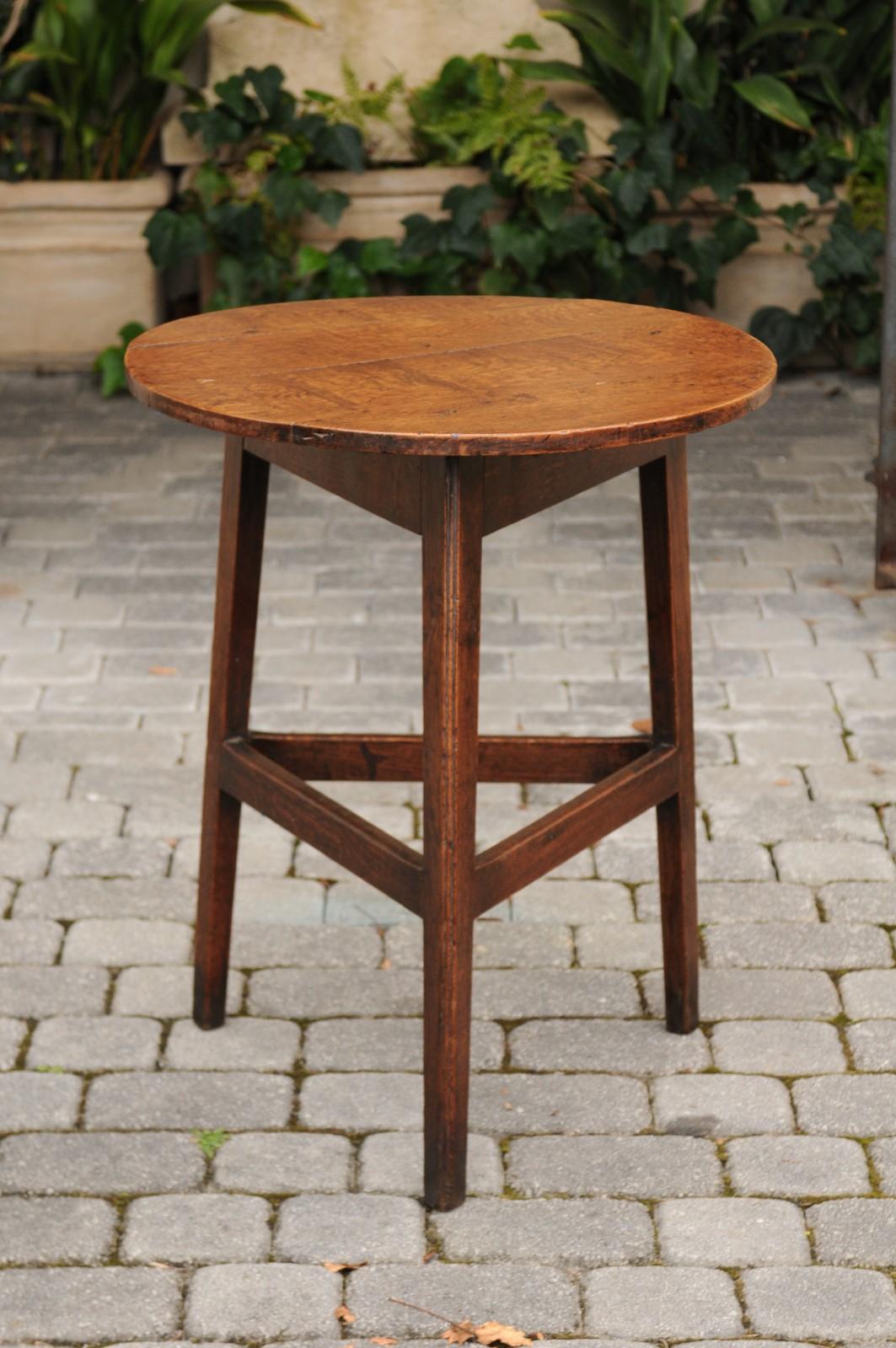 English 1860s Oak Cricket Table with Circular Top and Triangular Side Stretcher 3