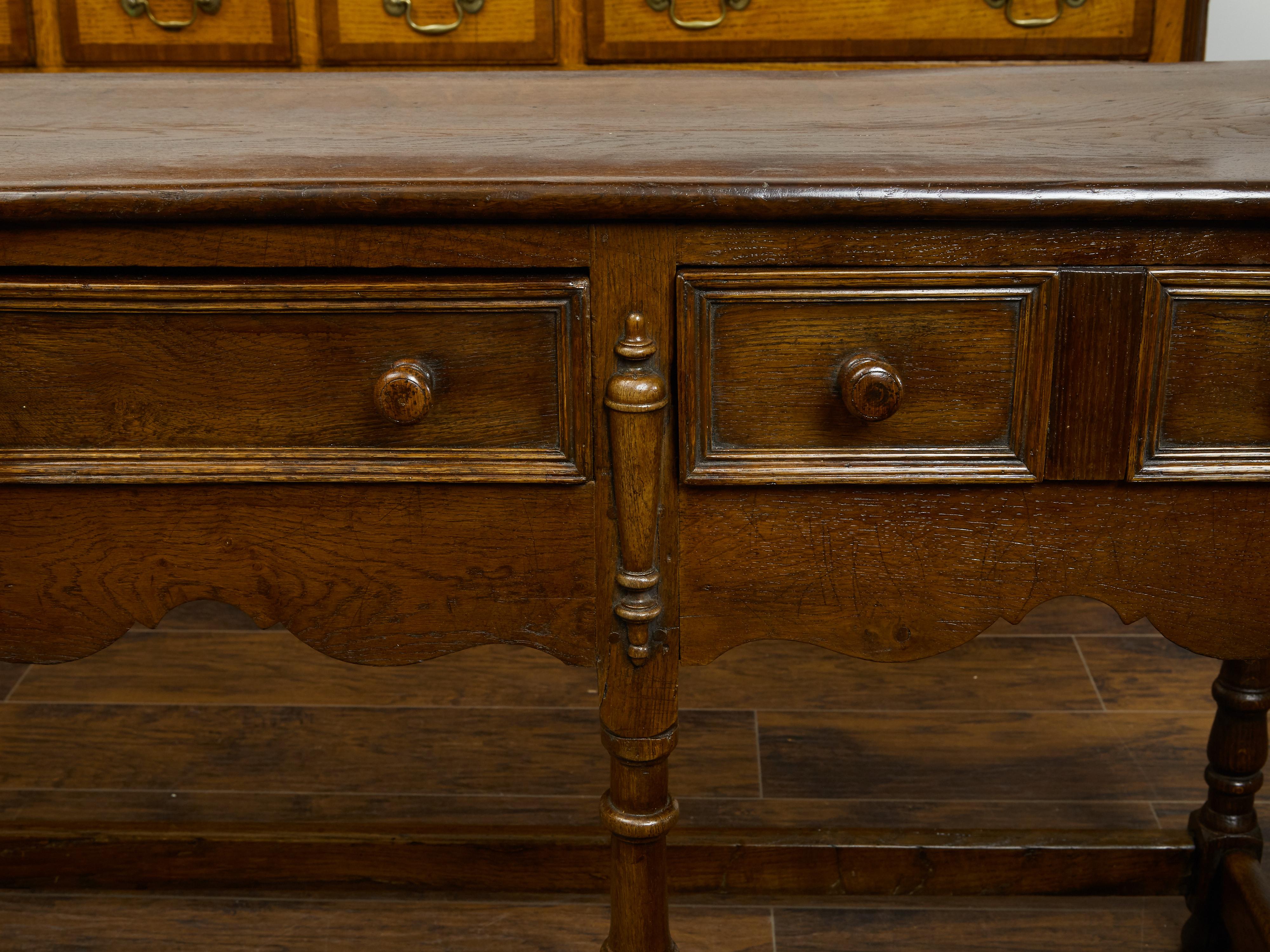 Inglese Base di comò in Oak del 1860 con cassetti, grembiule smerlato e gambe tornite in vendita
