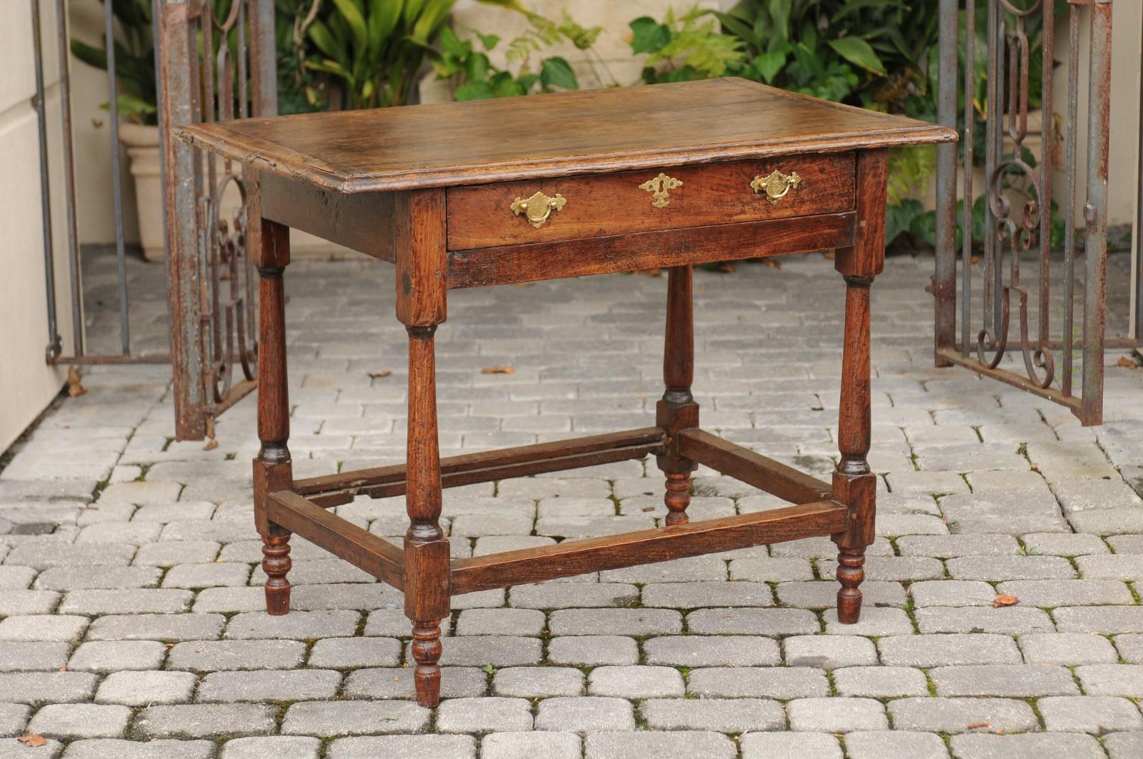 English 1860s Oak Side Table with Drawer, Turned Baluster Legs and Stretcher (19. Jahrhundert)