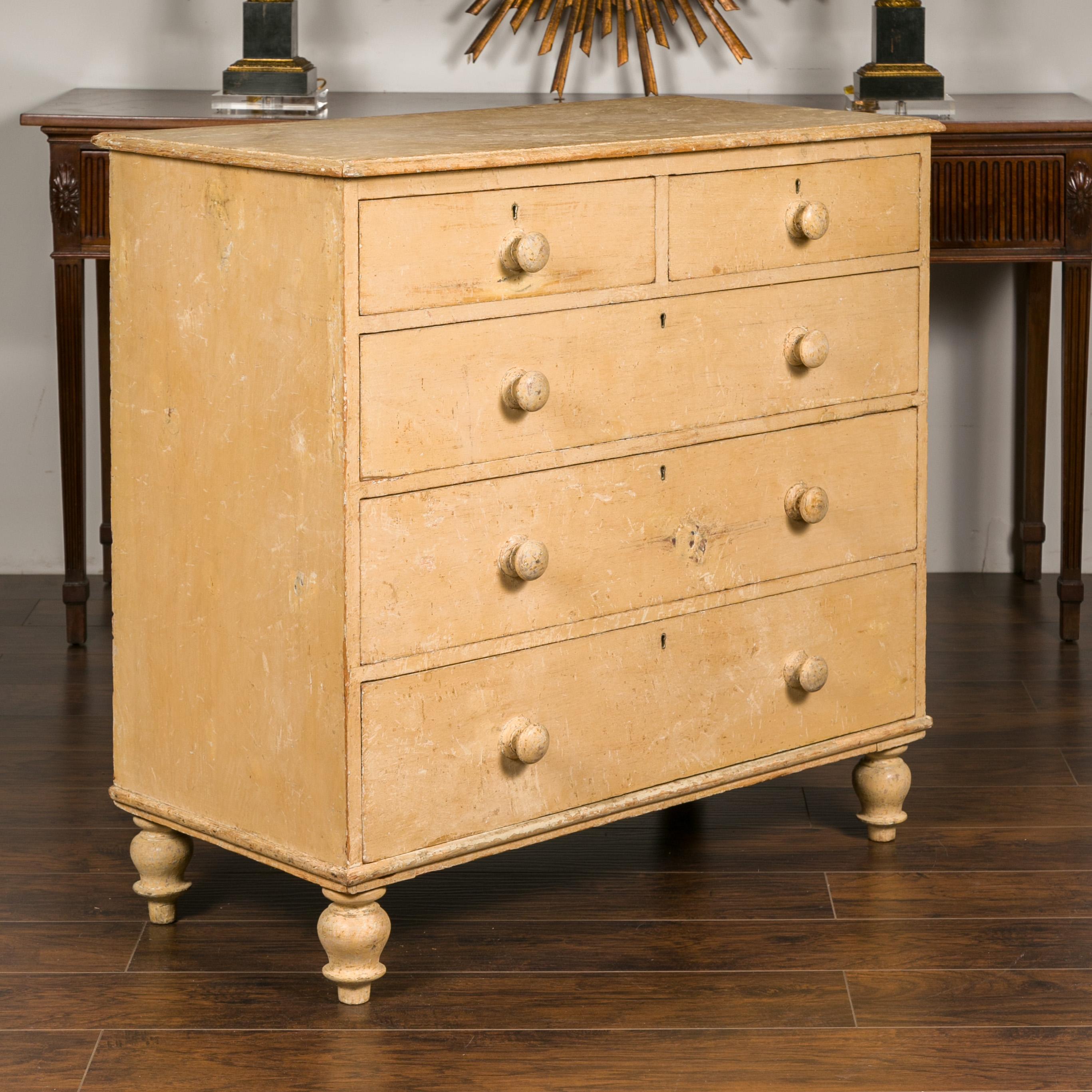 English 1860s Painted Wood Five-Drawer Chest with Turnip Feet and Wooden Pulls For Sale 6
