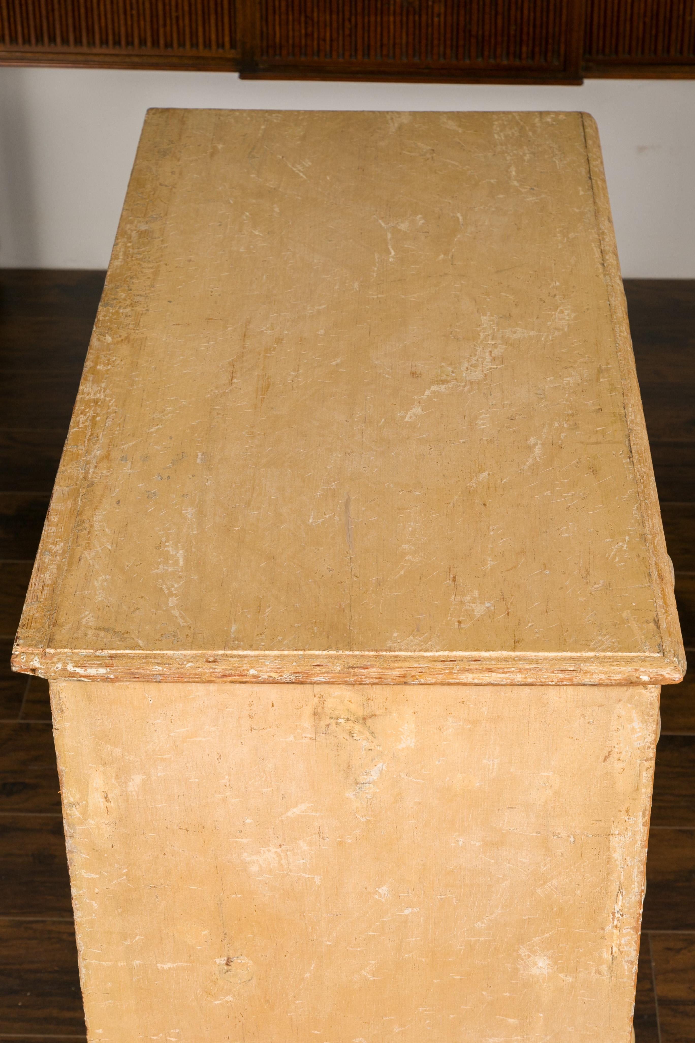 Englische Kommode mit fünf Schubladen aus bemaltem Holz aus den 1860er Jahren mit Rübenfüßen und hölzernen Ziehvorrichtungen im Angebot 7