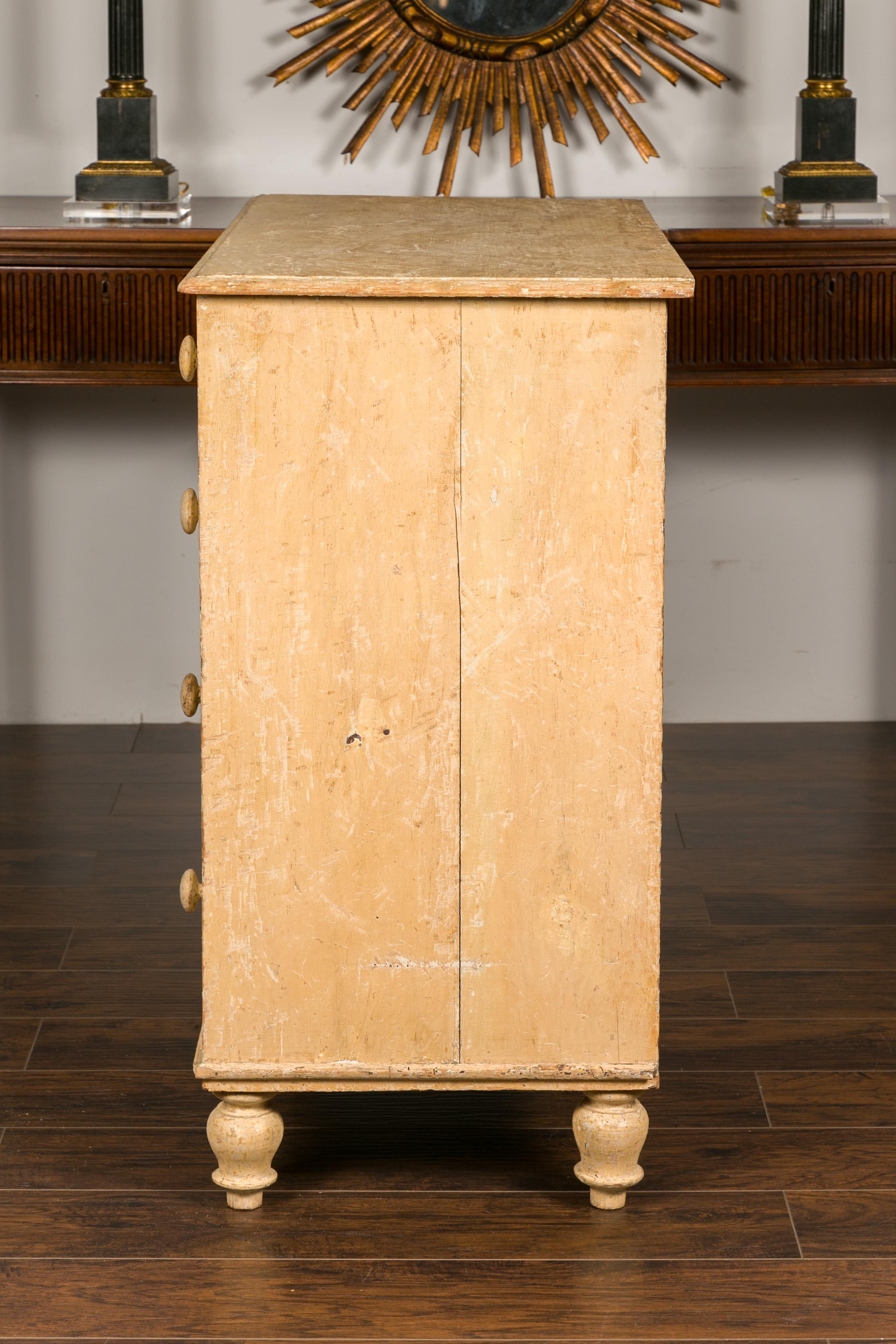 Englische Kommode mit fünf Schubladen aus bemaltem Holz aus den 1860er Jahren mit Rübenfüßen und hölzernen Ziehvorrichtungen im Angebot 9