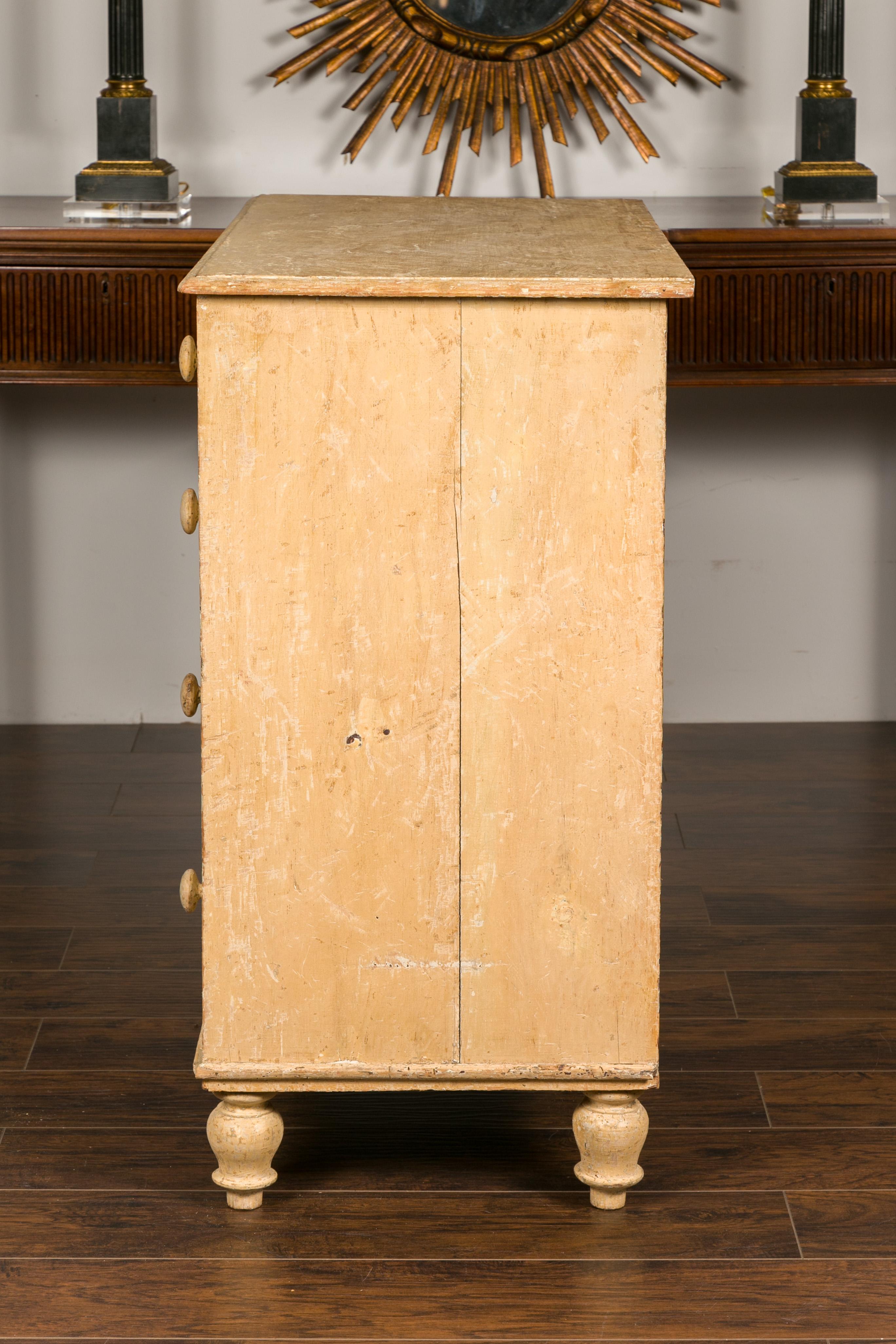 Cassettiera a cinque cassetti in legno dipinto inglese del 1860 con piedi a rapa e tiranti in Wood in vendita 5