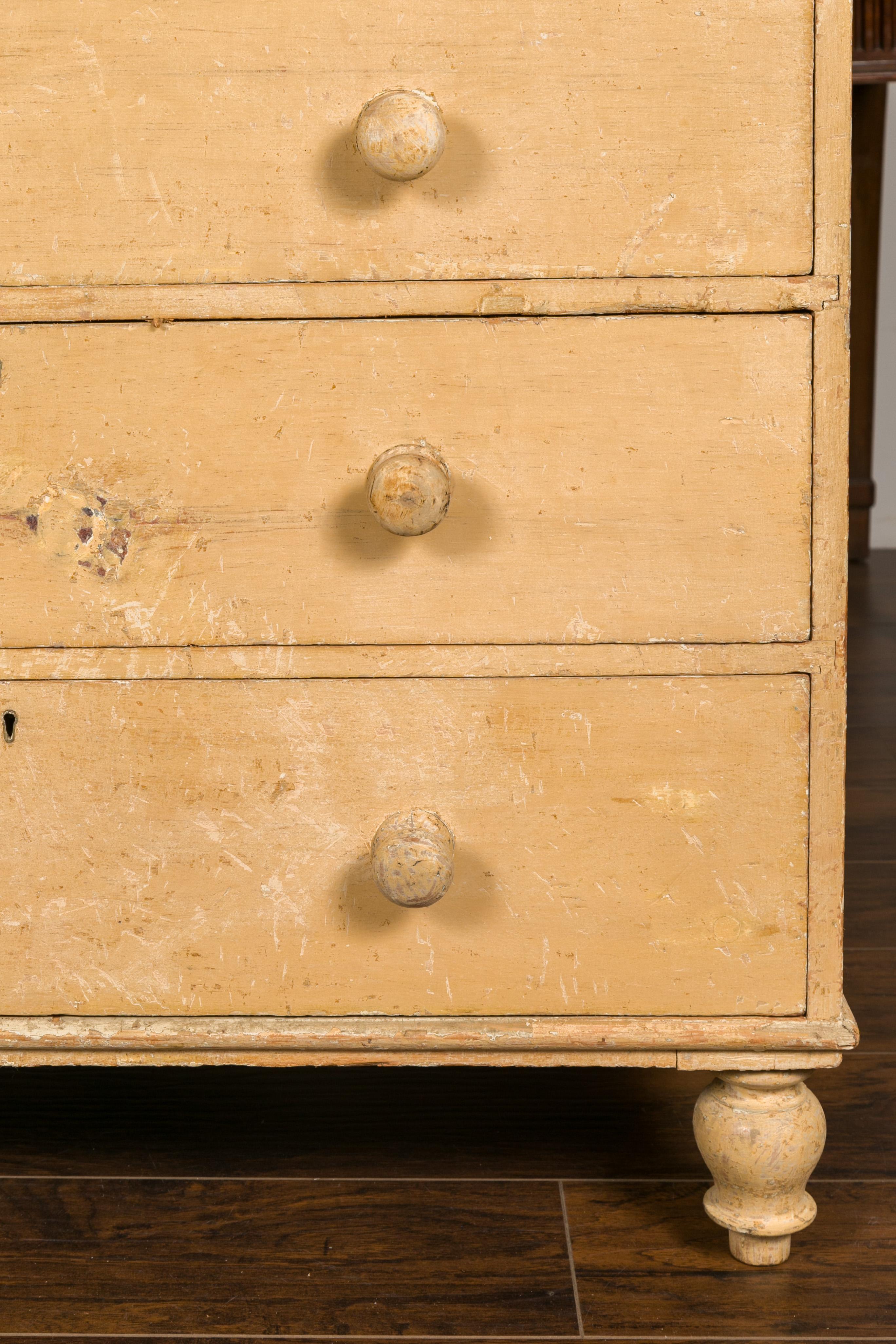 Englische Kommode mit fünf Schubladen aus bemaltem Holz aus den 1860er Jahren mit Rübenfüßen und hölzernen Ziehvorrichtungen im Angebot 1