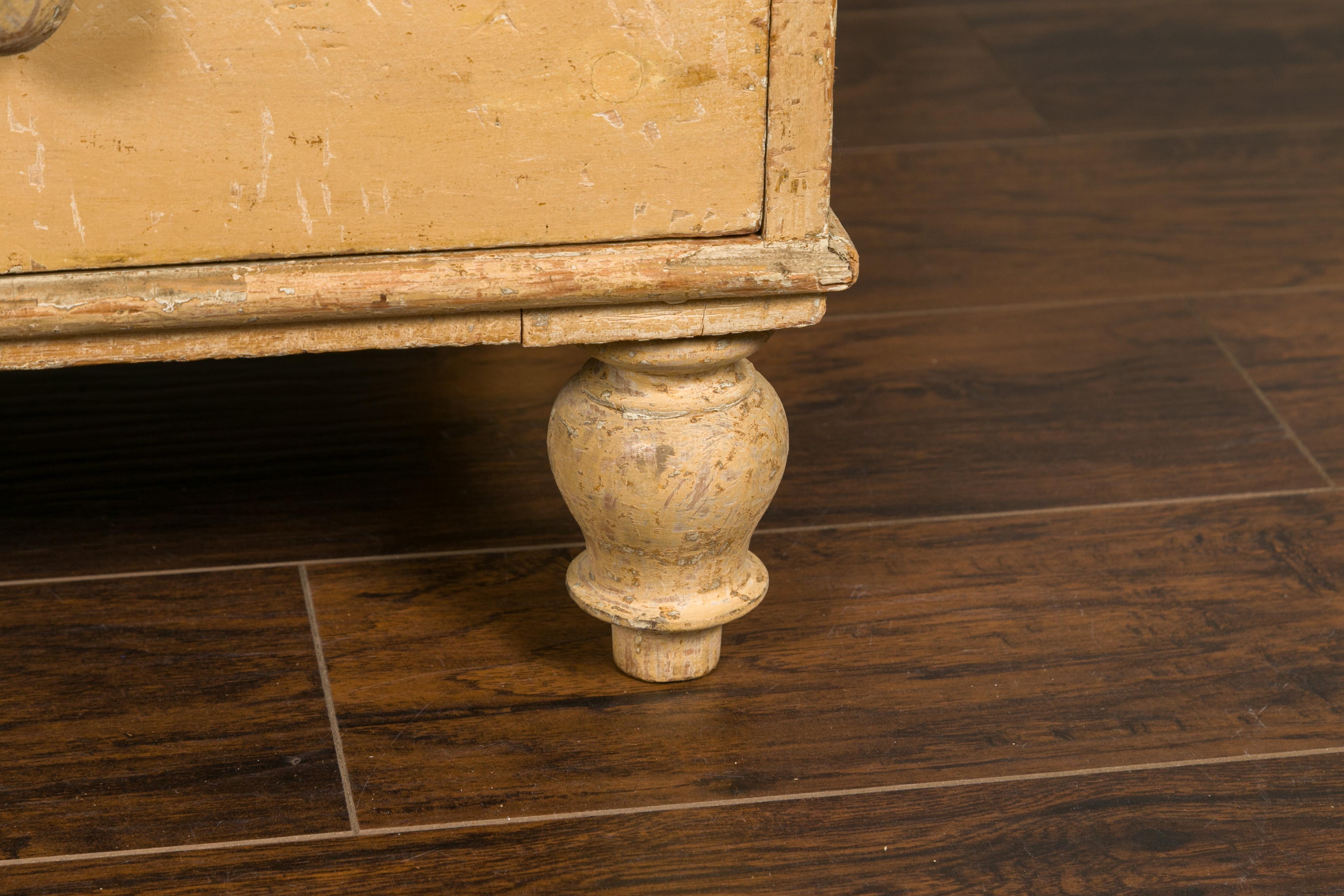 XIX secolo Cassettiera a cinque cassetti in legno dipinto inglese del 1860 con piedi a rapa e tiranti in Wood in vendita