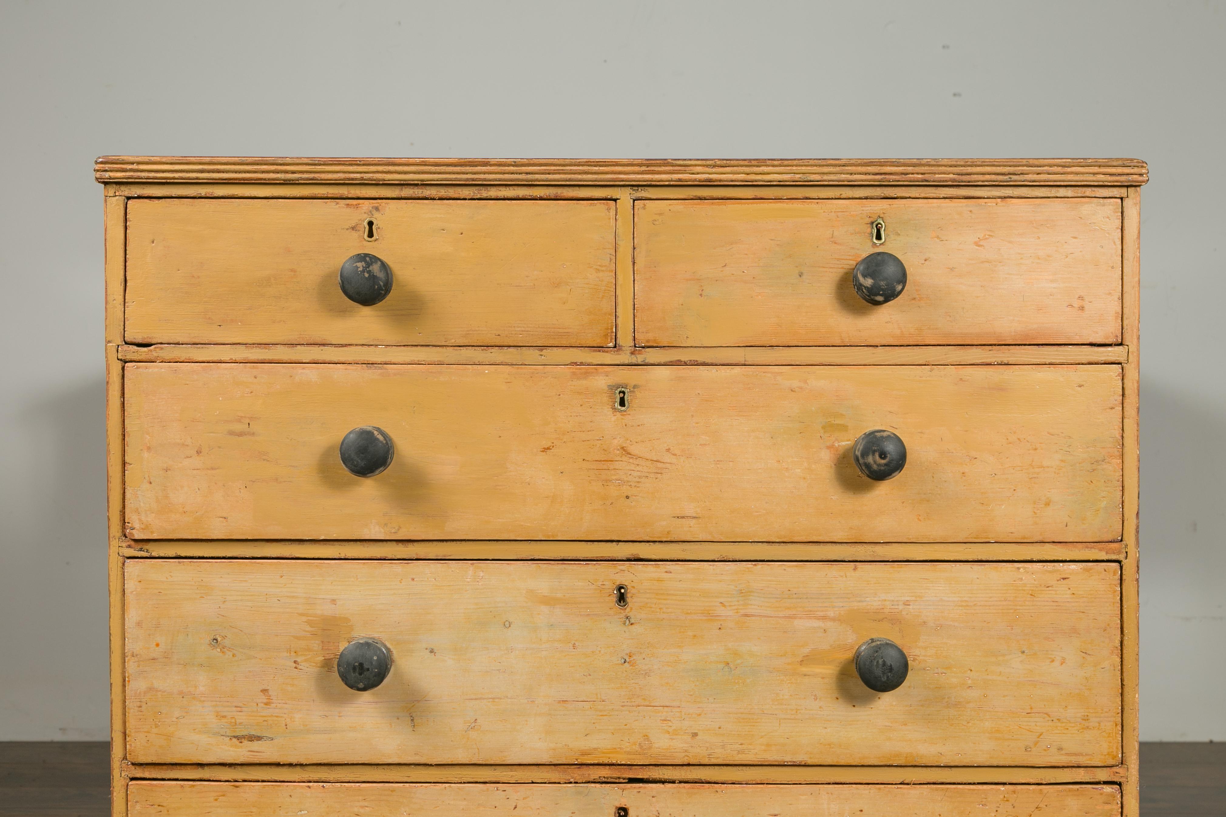 English 1860s Pine Five-Drawer Chest with Valanced Apron and Wooden Pulls For Sale 7