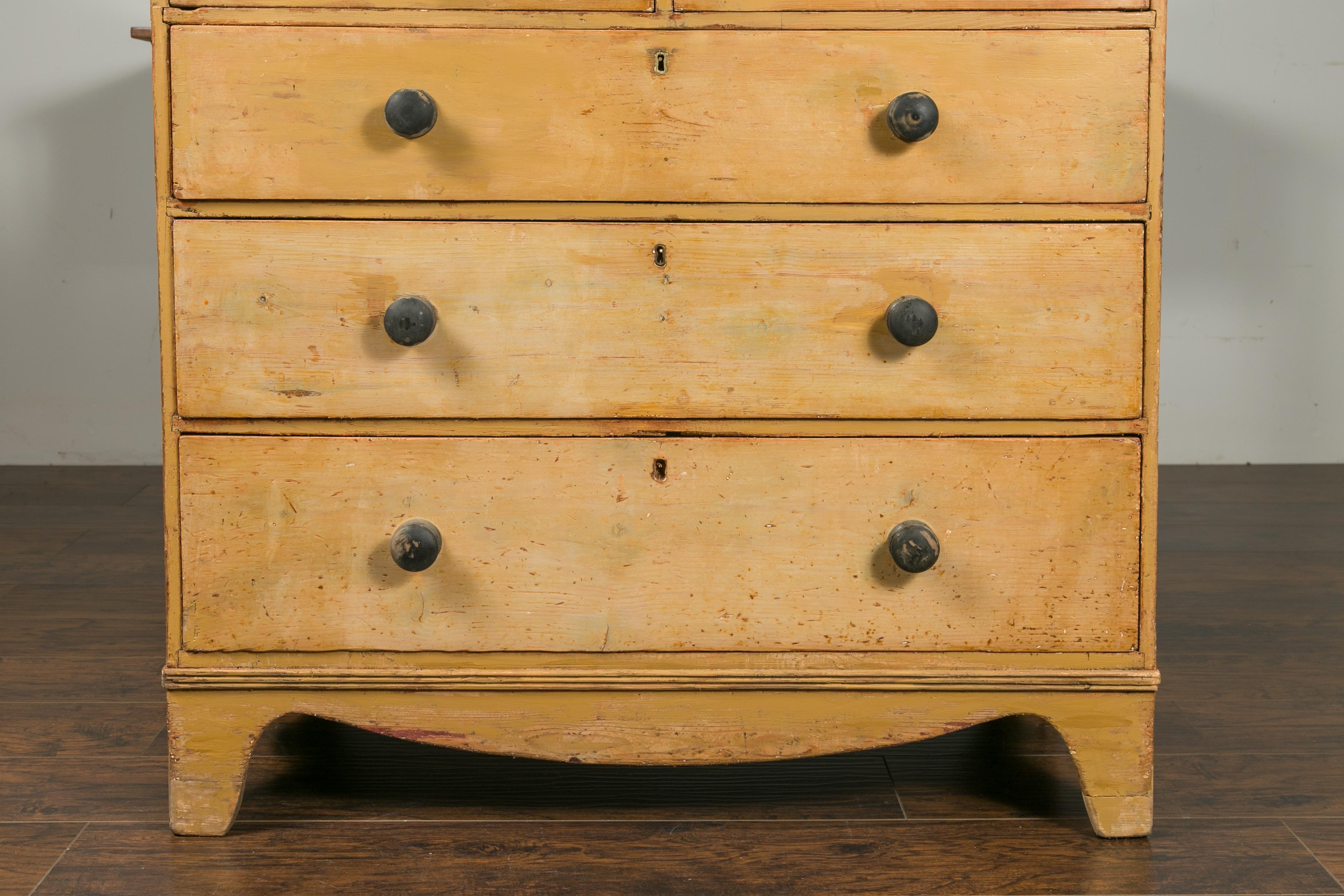 English 1860s Pine Five-Drawer Chest with Valanced Apron and Wooden Pulls For Sale 8