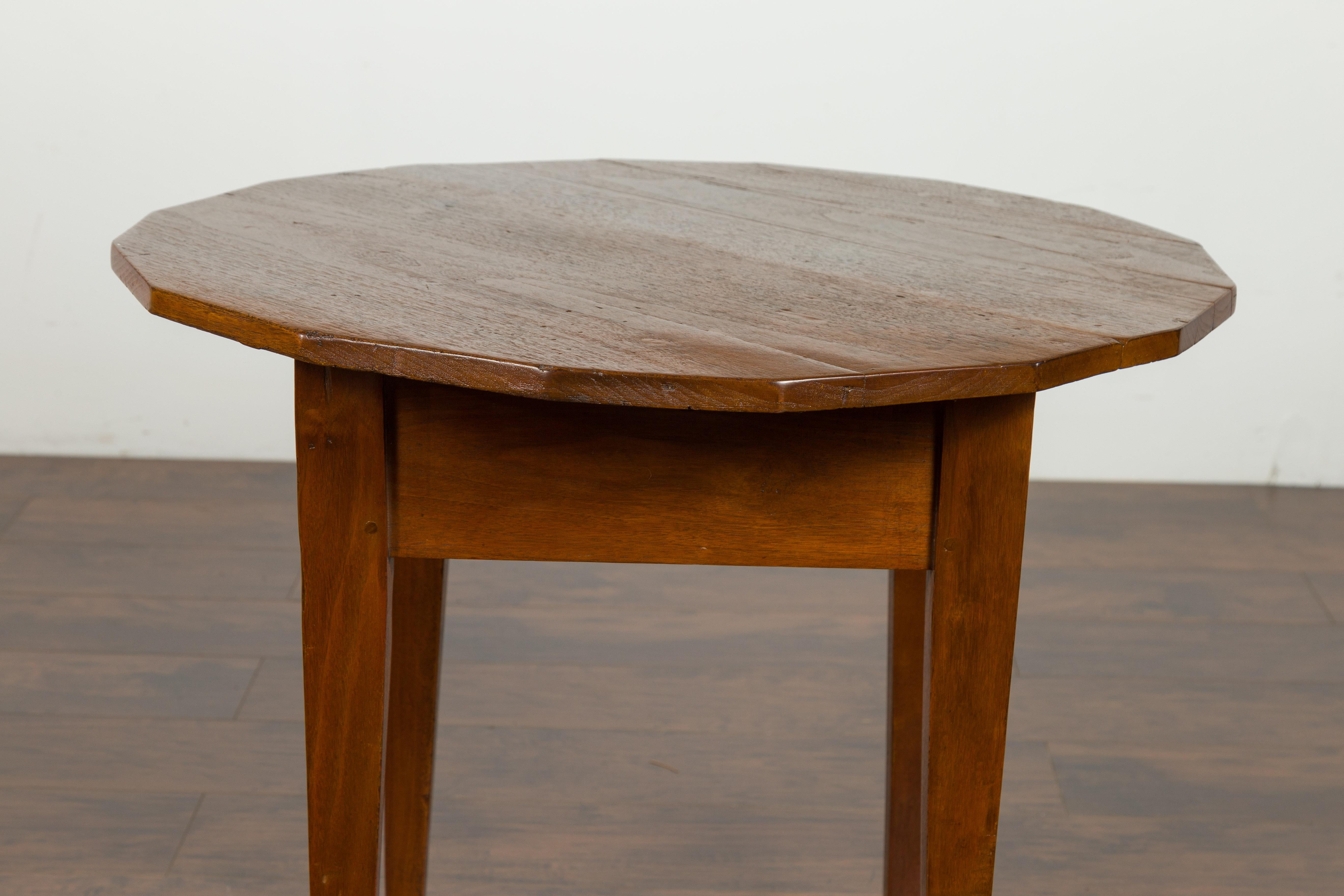 English 1860s Walnut Side Table with Polygonal Top and Tapered Legs 1