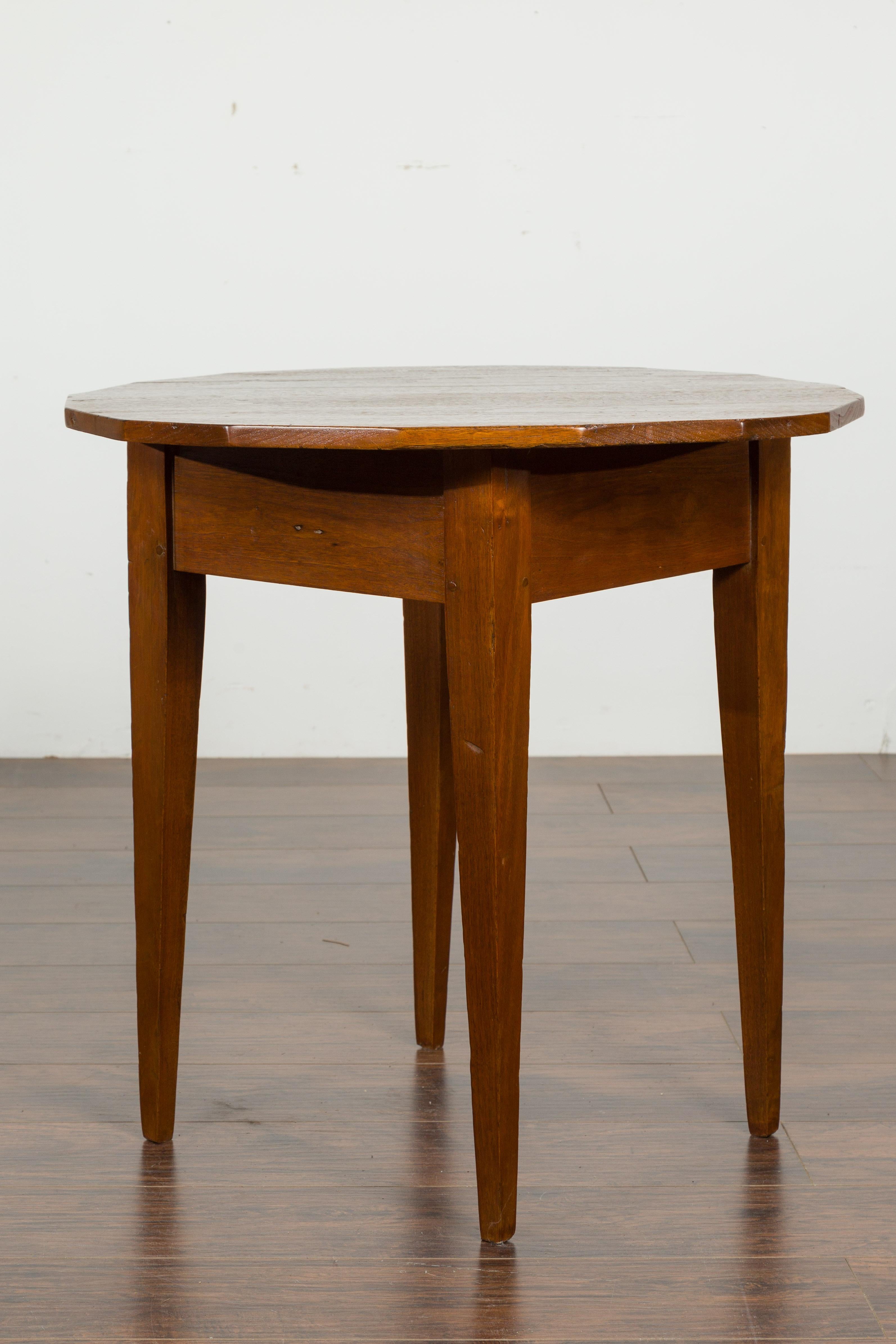 English 1860s Walnut Side Table with Polygonal Top and Tapered Legs 3