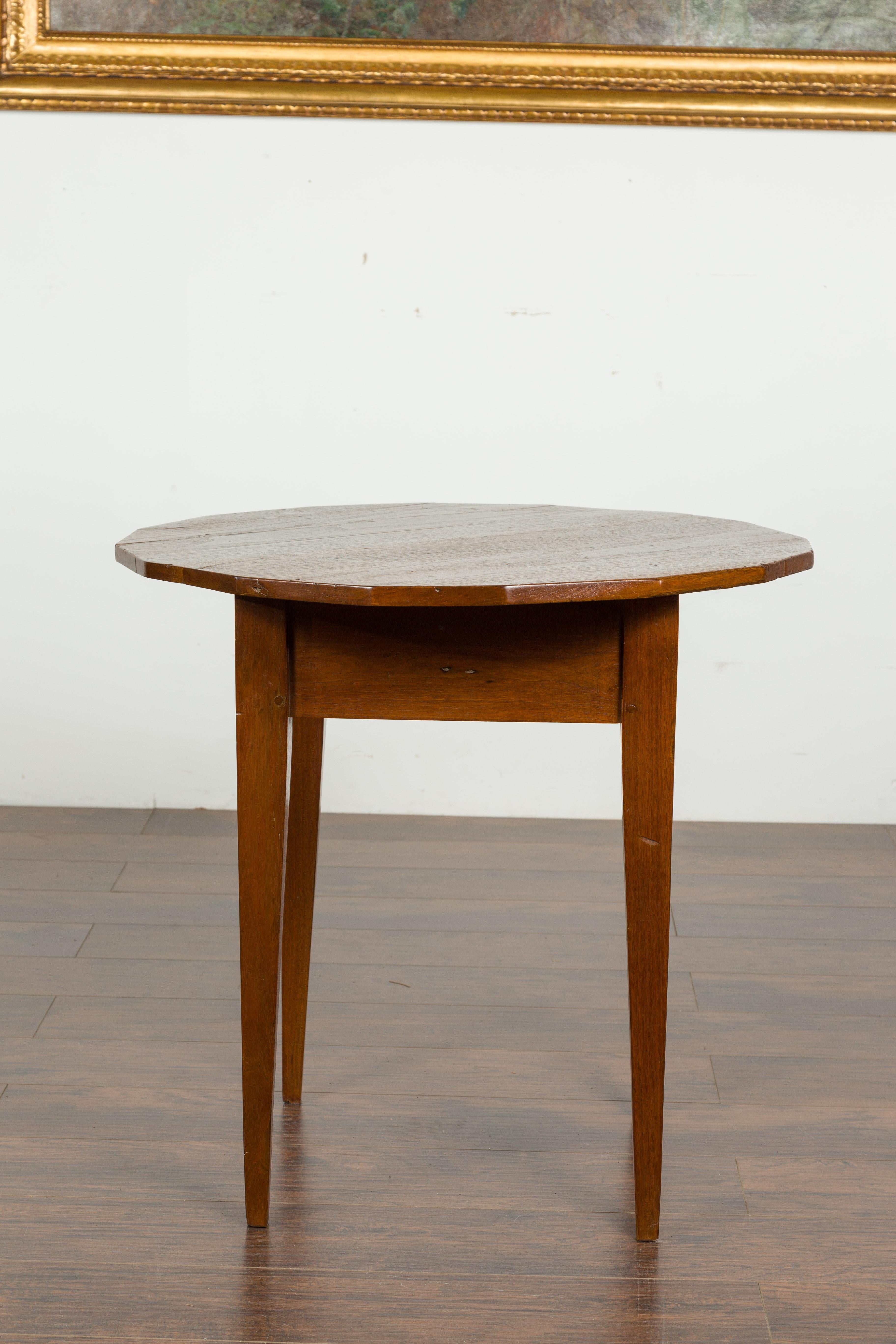 English 1860s Walnut Side Table with Polygonal Top and Tapered Legs 4