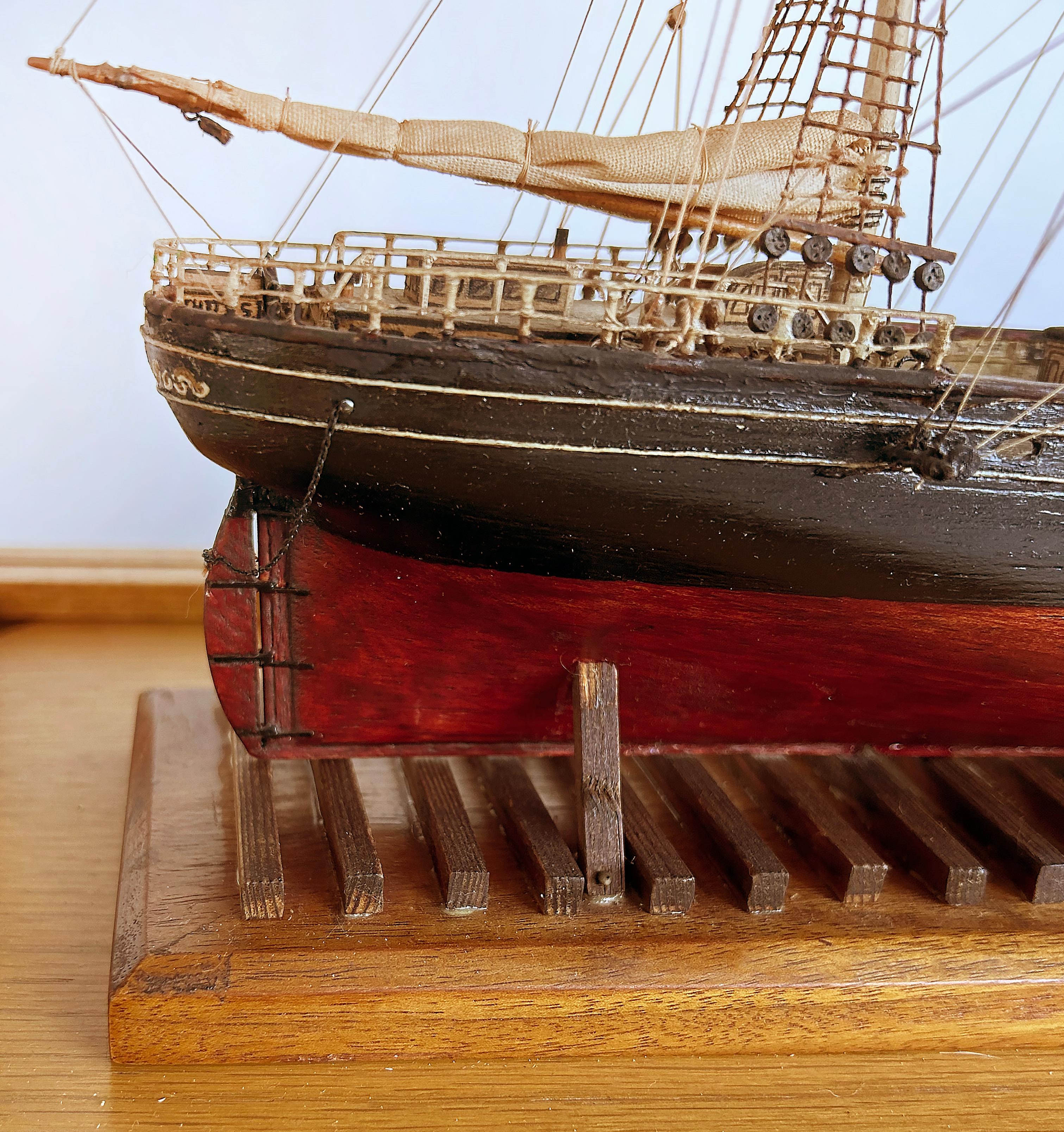 English 1870 Cutty Sark Clipper Hand-Crafted Model Encased in Wood, Glass 1970s en vente 3