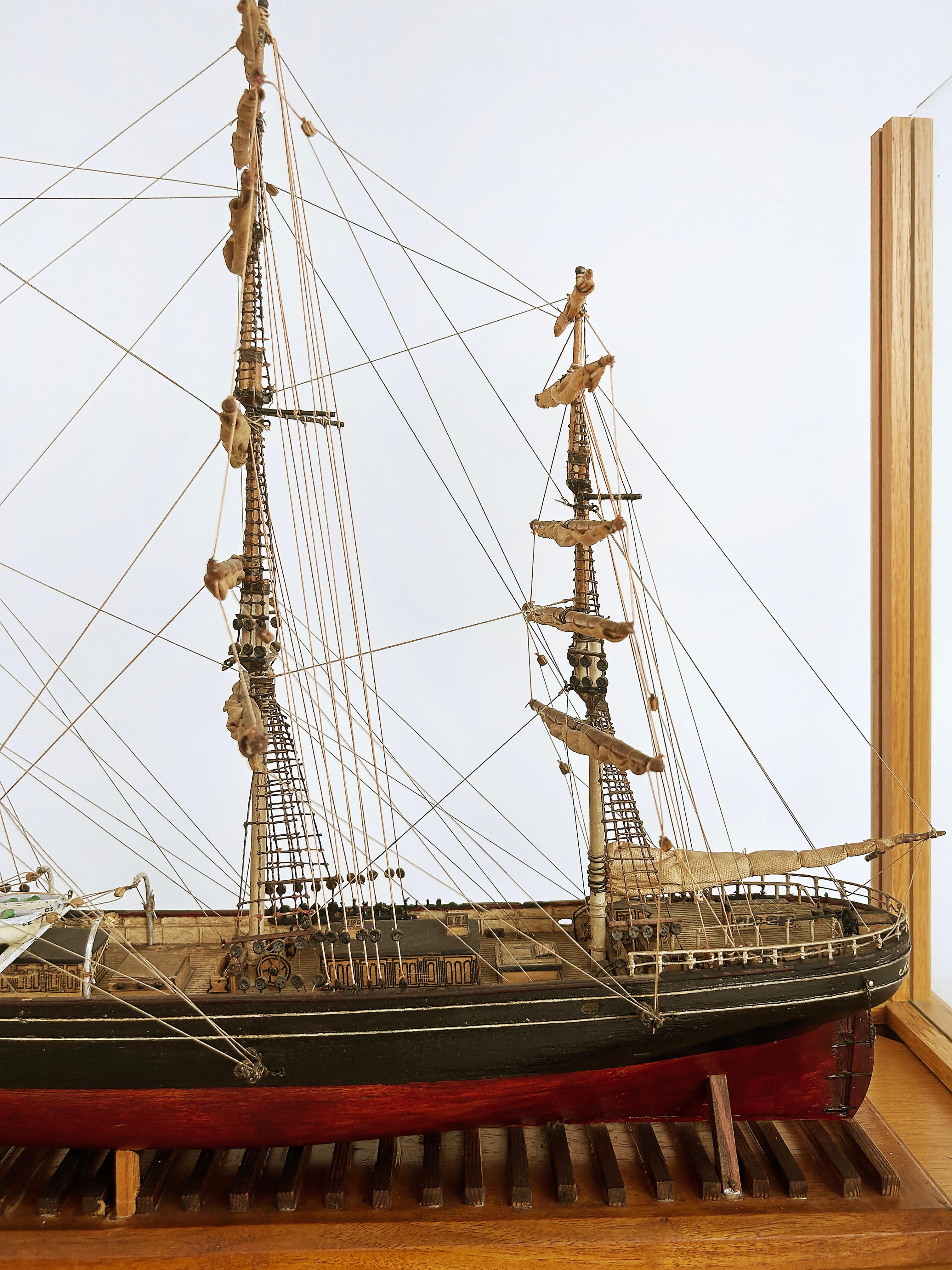 English 1870 Cutty Sark Clipper Hand-Crafted Model Encased in Wood, Glass 1970s en vente 4