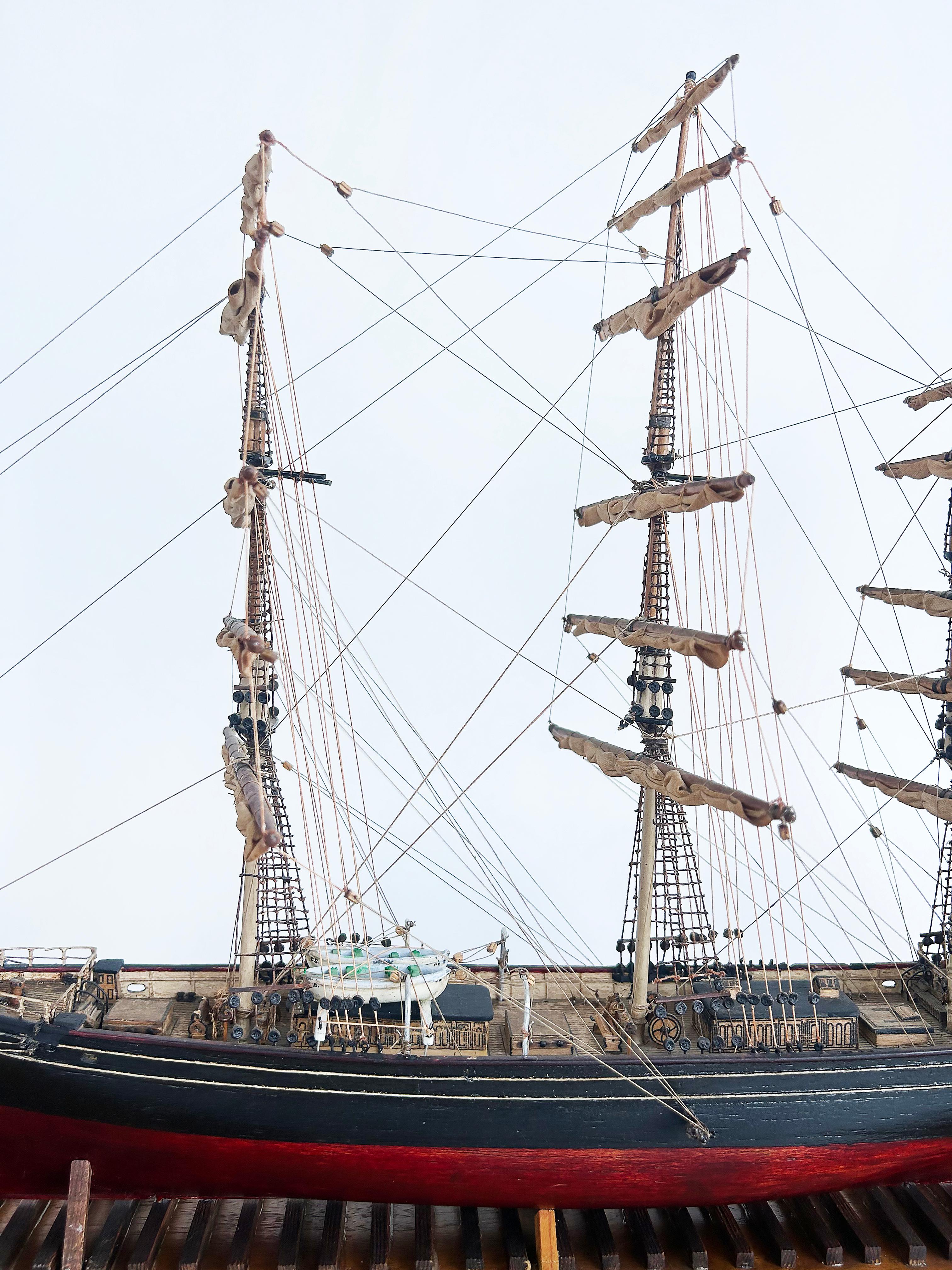 English 1870 Cutty Sark Clipper Hand-Crafted Model Encased in Wood, Glass 1970s en vente 6