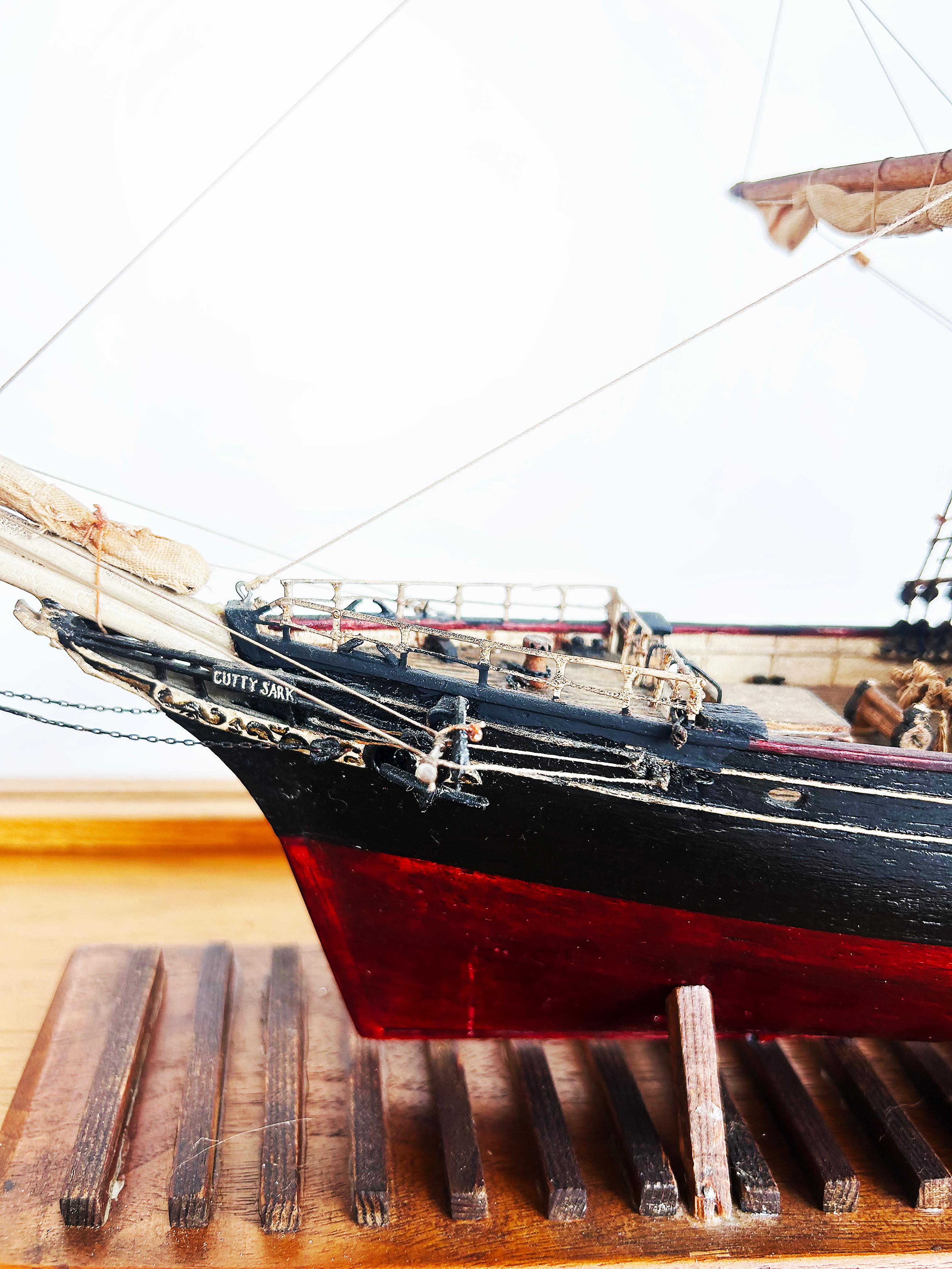 Anglais English 1870 Cutty Sark Clipper Hand-Crafted Model Encased in Wood, Glass 1970s en vente