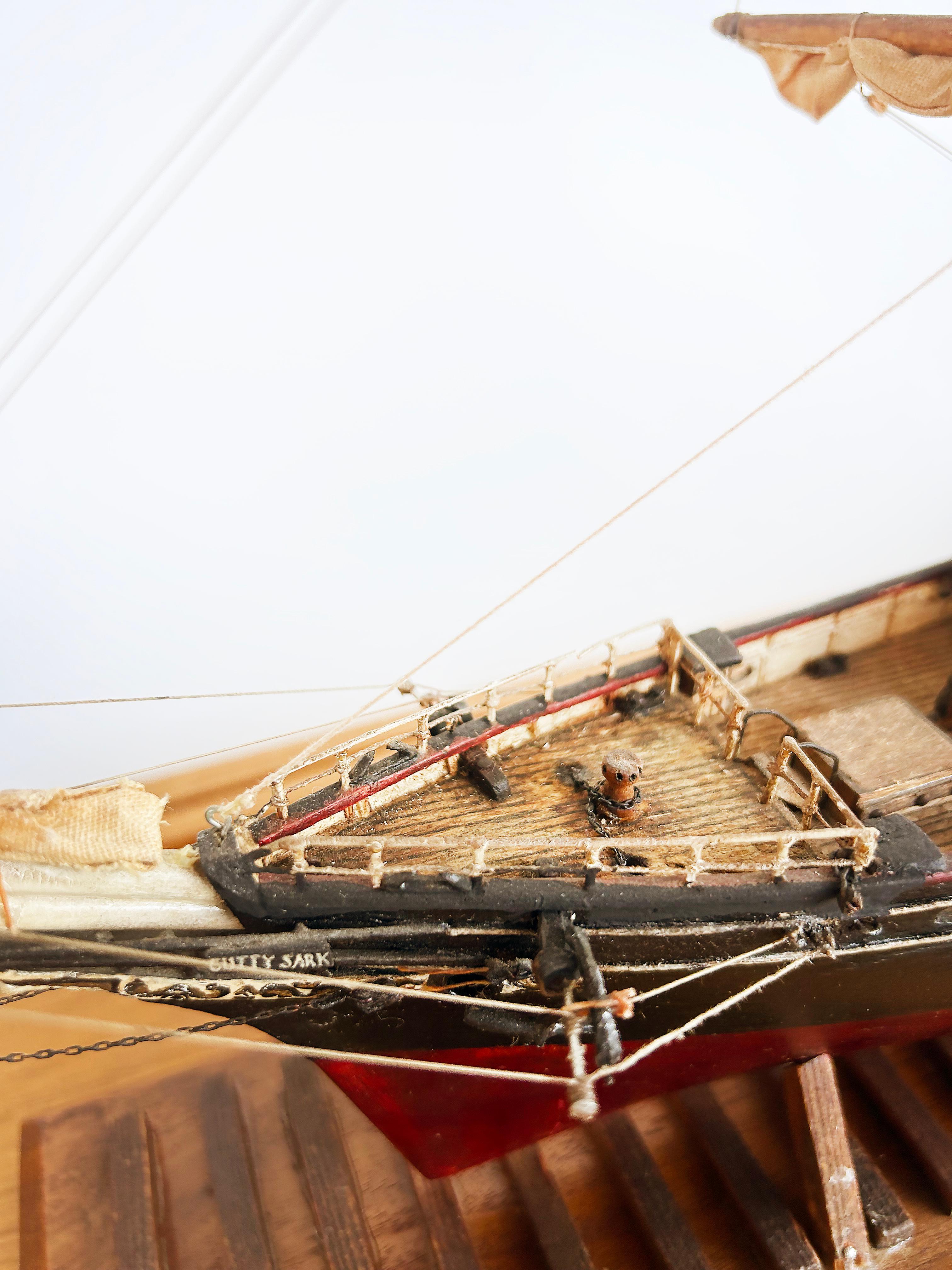 English 1870 Cutty Sark Clipper Hand-Crafted Model Encased in Wood, Glass 1970s Bon état - En vente à Miami, FL